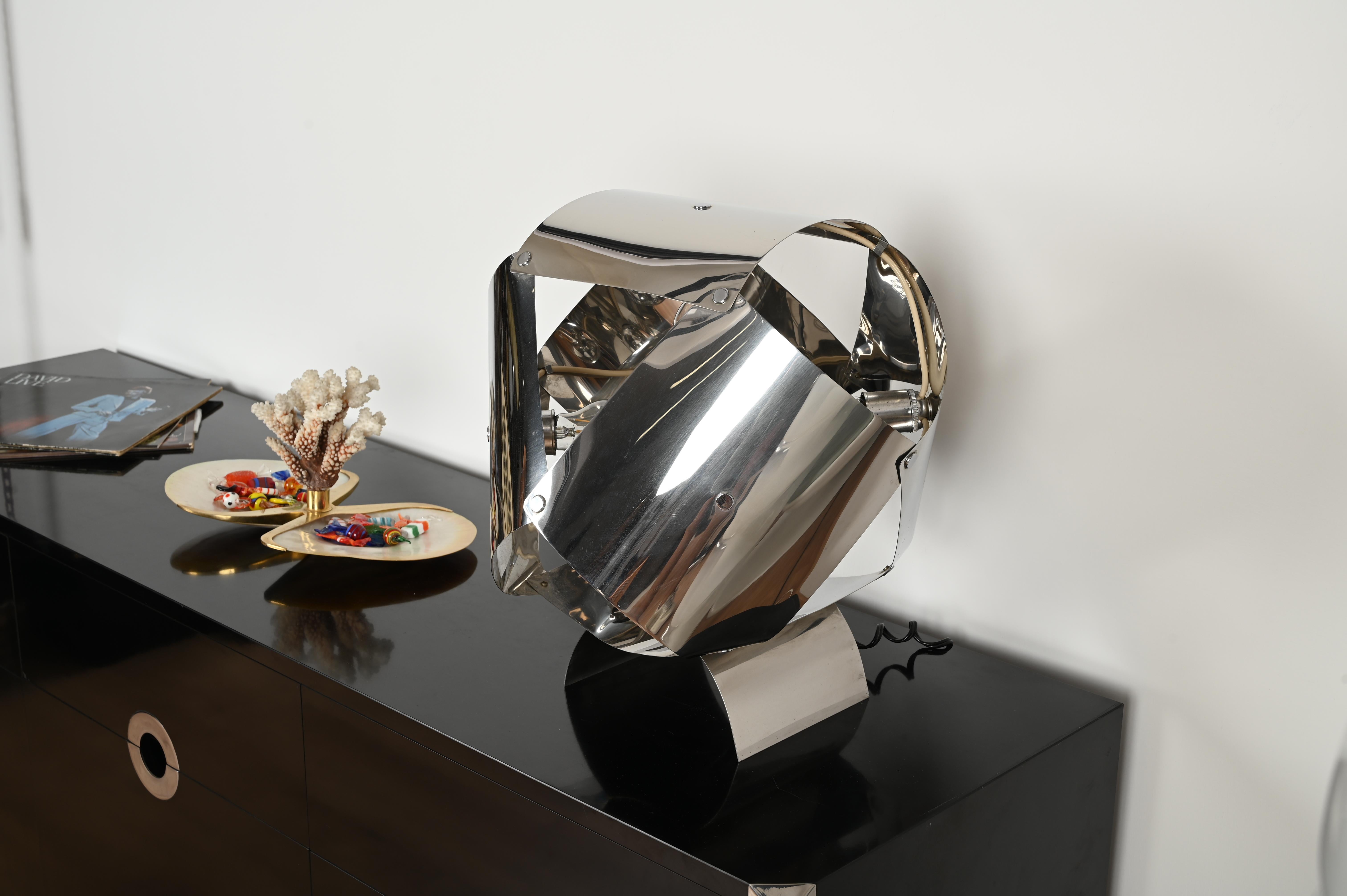 Spectacular and unique table lamp in polished chrome-plated steel designed by Willy Rizzo and produce in Italy during the 1970s.

In fabulous condition and fully original. This one of a kind sculptural lamp features an extraordinary geometric design