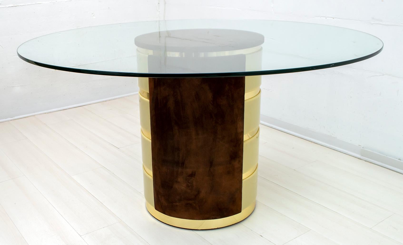 This dining table was designed by the famous Italian design Wlly Rizzo, is covered in suede, plexiglass and aluminum, the top is in crystal. It was produced in Italy in the 1970s

The base measures 52 cm in diameter

Willy Rizzo is a great 20th