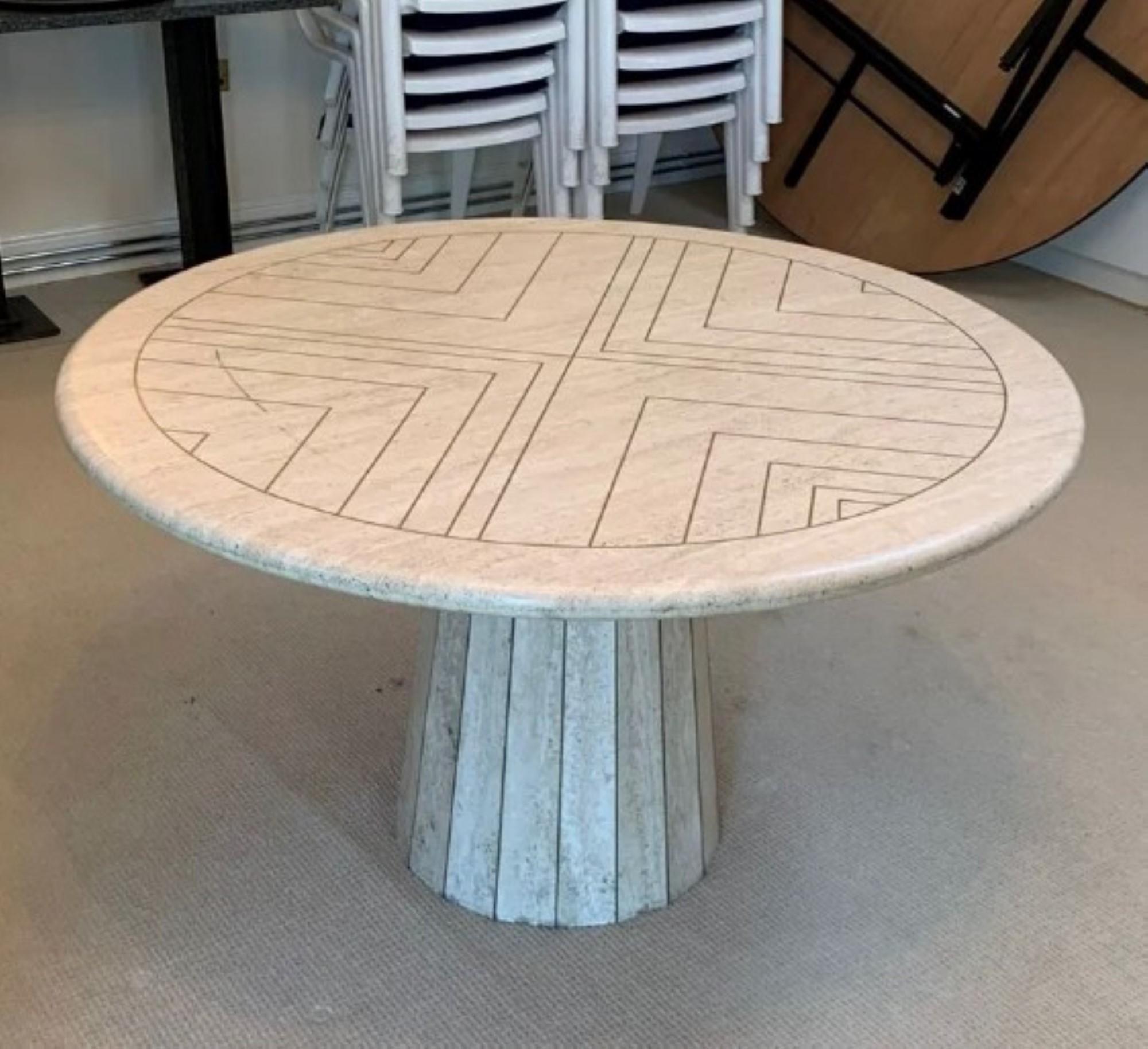 Magnificent Travertine Round Dining Table with Brass Inlay, Attributed to Willy Rizzo, Italian, 1970s

Rare and absolutely beautiful dining table attributed to Willy Rizzo. The top of the table has a beautiful solid brass arrow pattern inlaid into