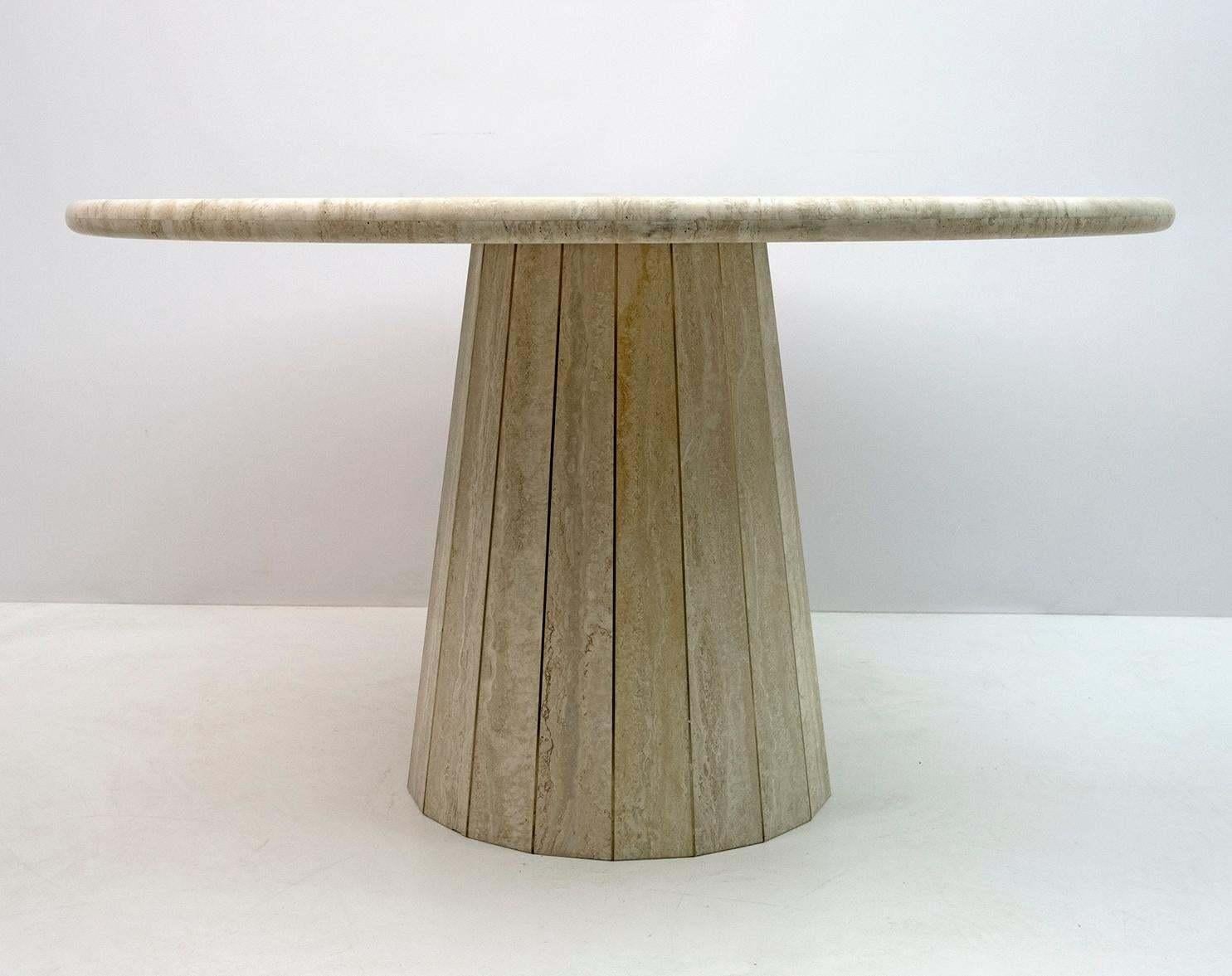 Midcentury Travertine Round Dining Table Attributed to Willy Rizzo, Italian, 70s In Good Condition For Sale In Richmond, Surrey