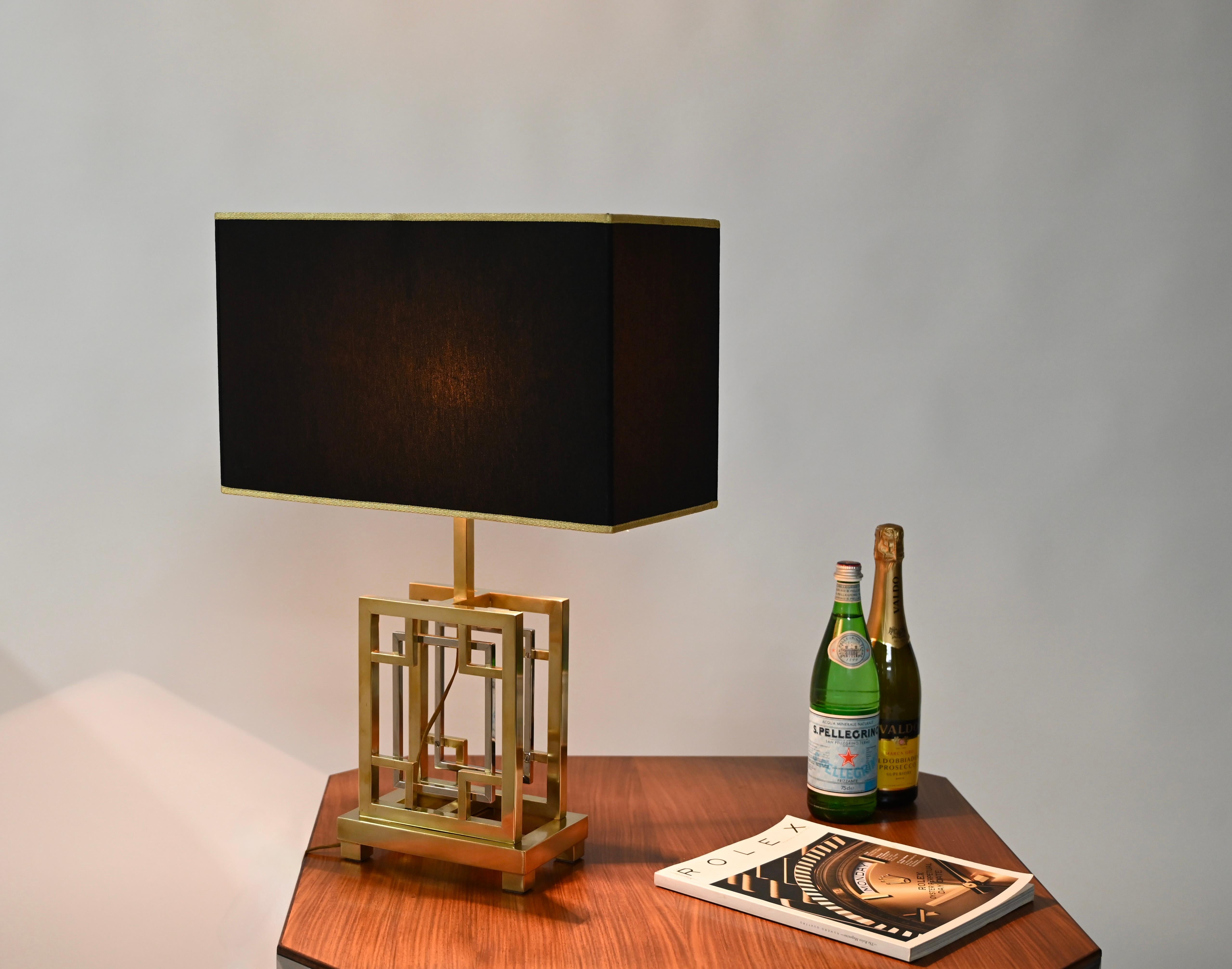 Superbe lampe de table en laiton et chrome avec abat-jour noir et or. Cette magnifique pièce a été conçue en Italie dans le style de Willy Rizzo. 

Cette magnifique lampe de table est entièrement réalisée dans une combinaison géométrique de laiton