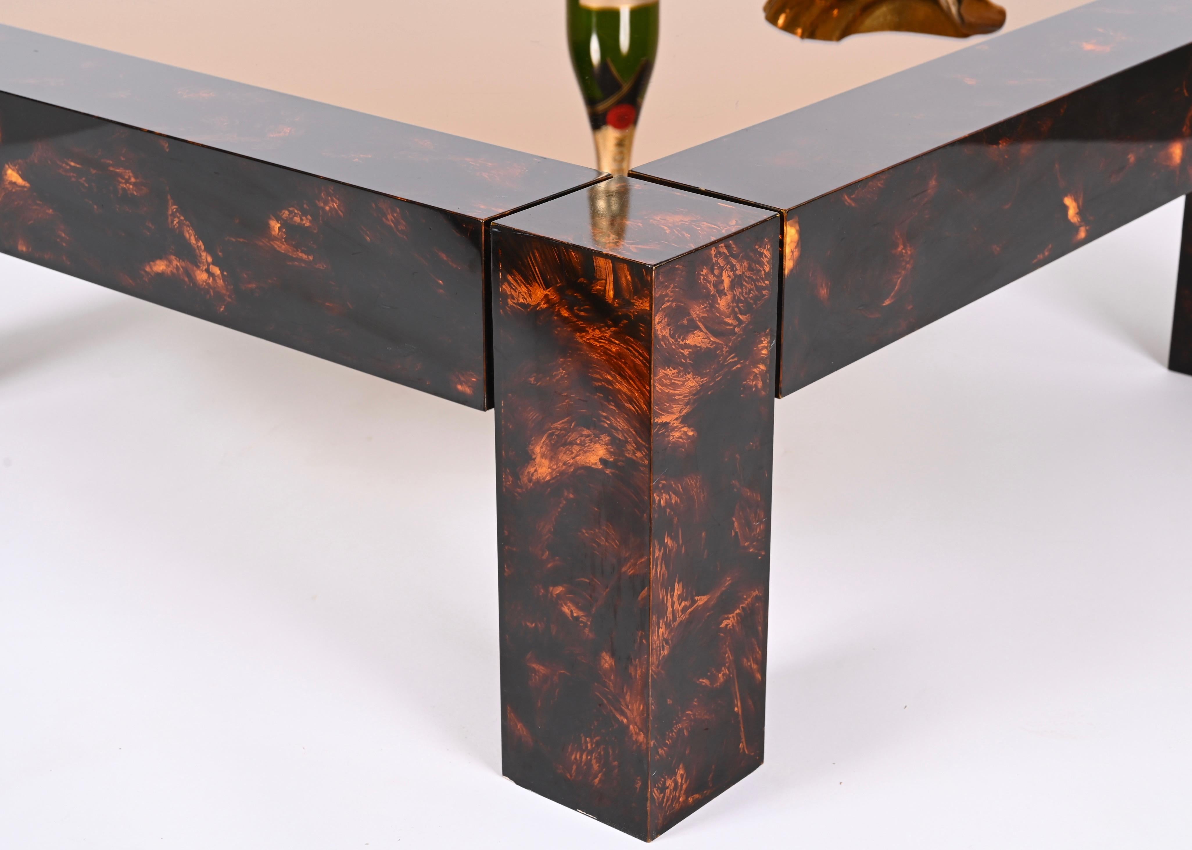 Mesa de café de carey Lucite de mediados de siglo, tapa de espejo bronceada, Italia Años 70 en venta 3