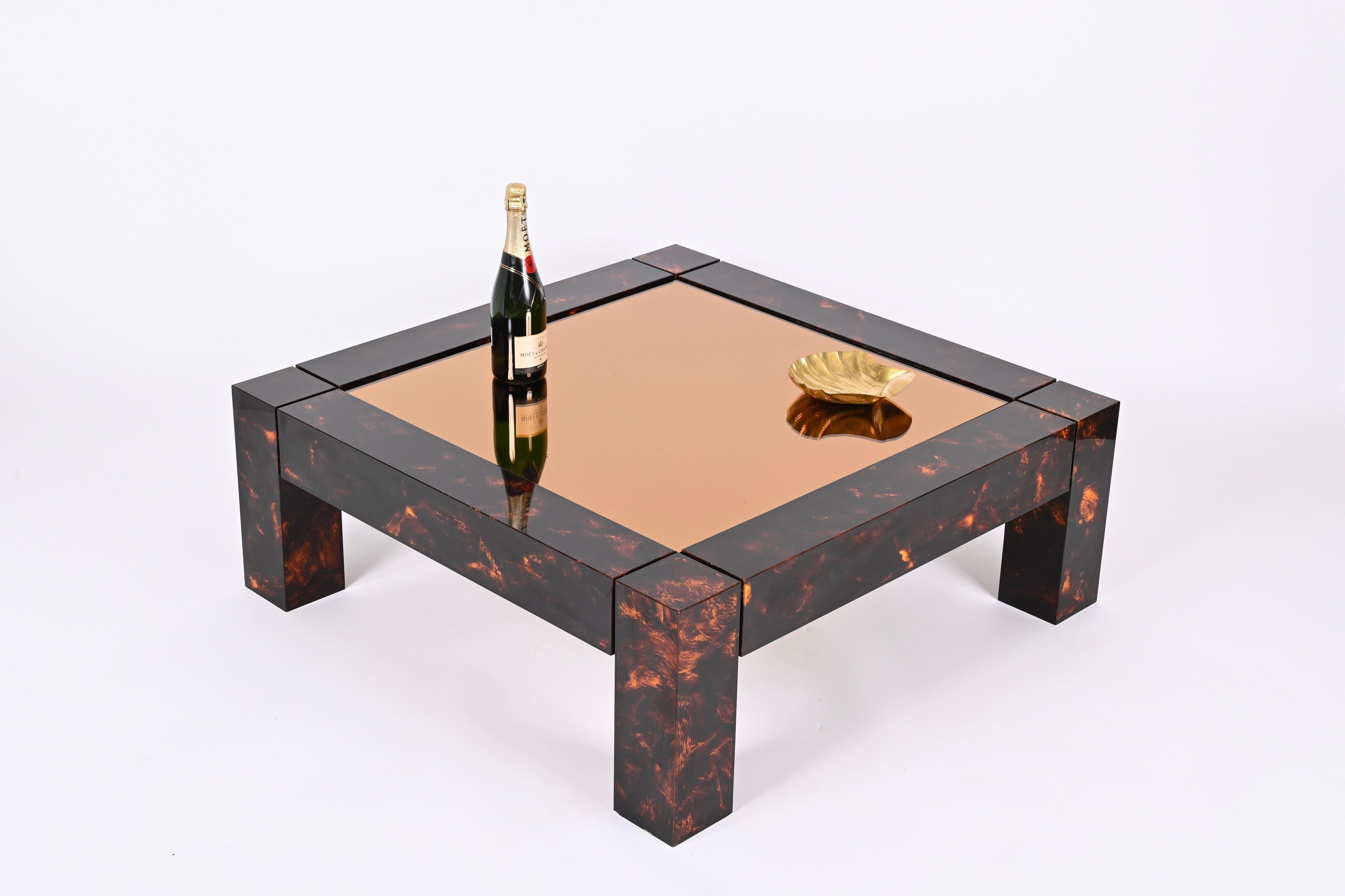 Mesa de café de carey Lucite de mediados de siglo, tapa de espejo bronceada, Italia Años 70 en venta 2