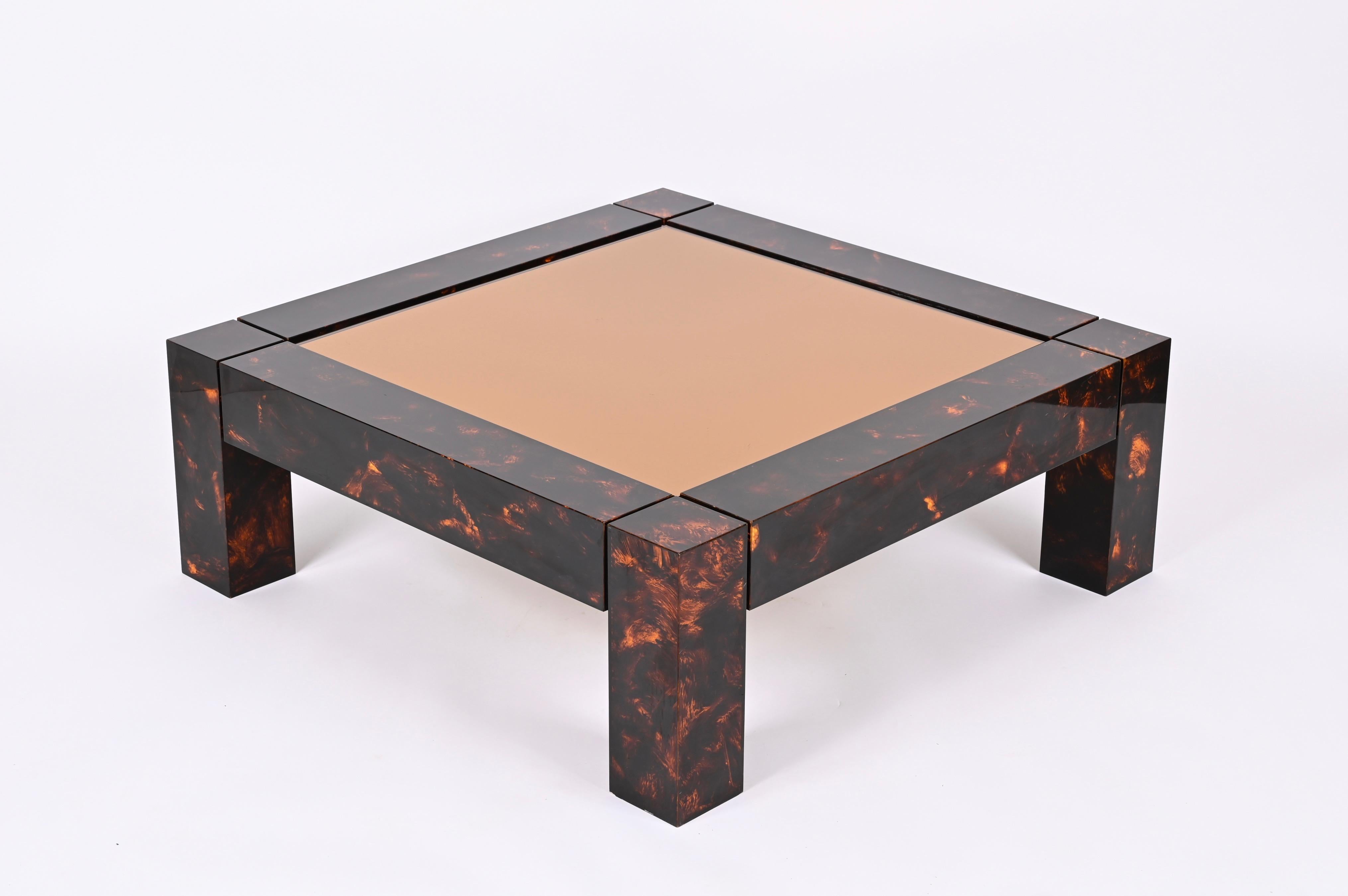 Mesa de café de carey Lucite de mediados de siglo, tapa de espejo bronceada, Italia Años 70 finales del siglo XX en venta