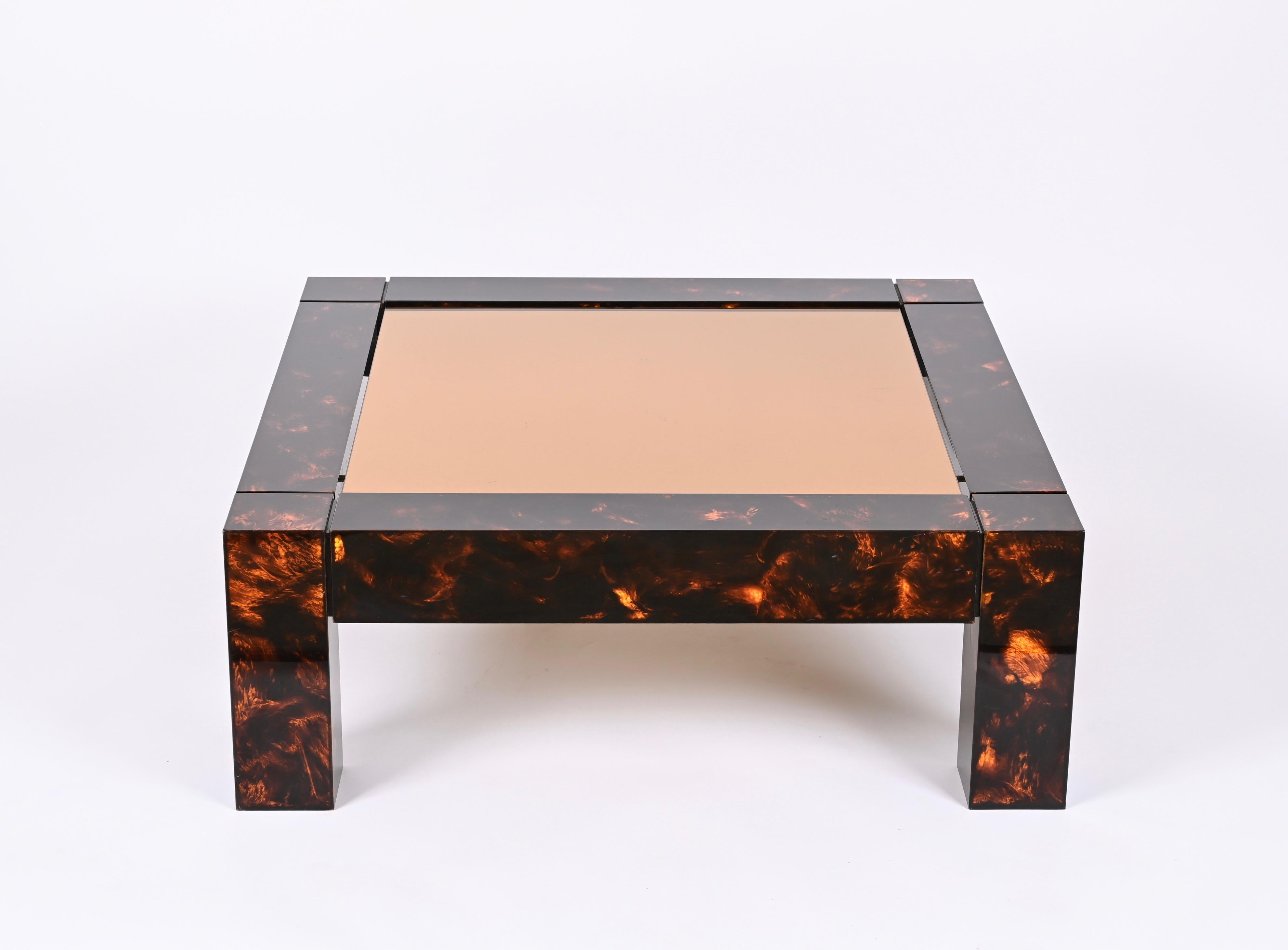 Mesa de café de carey Lucite de mediados de siglo, tapa de espejo bronceada, Italia Años 70 en venta 6