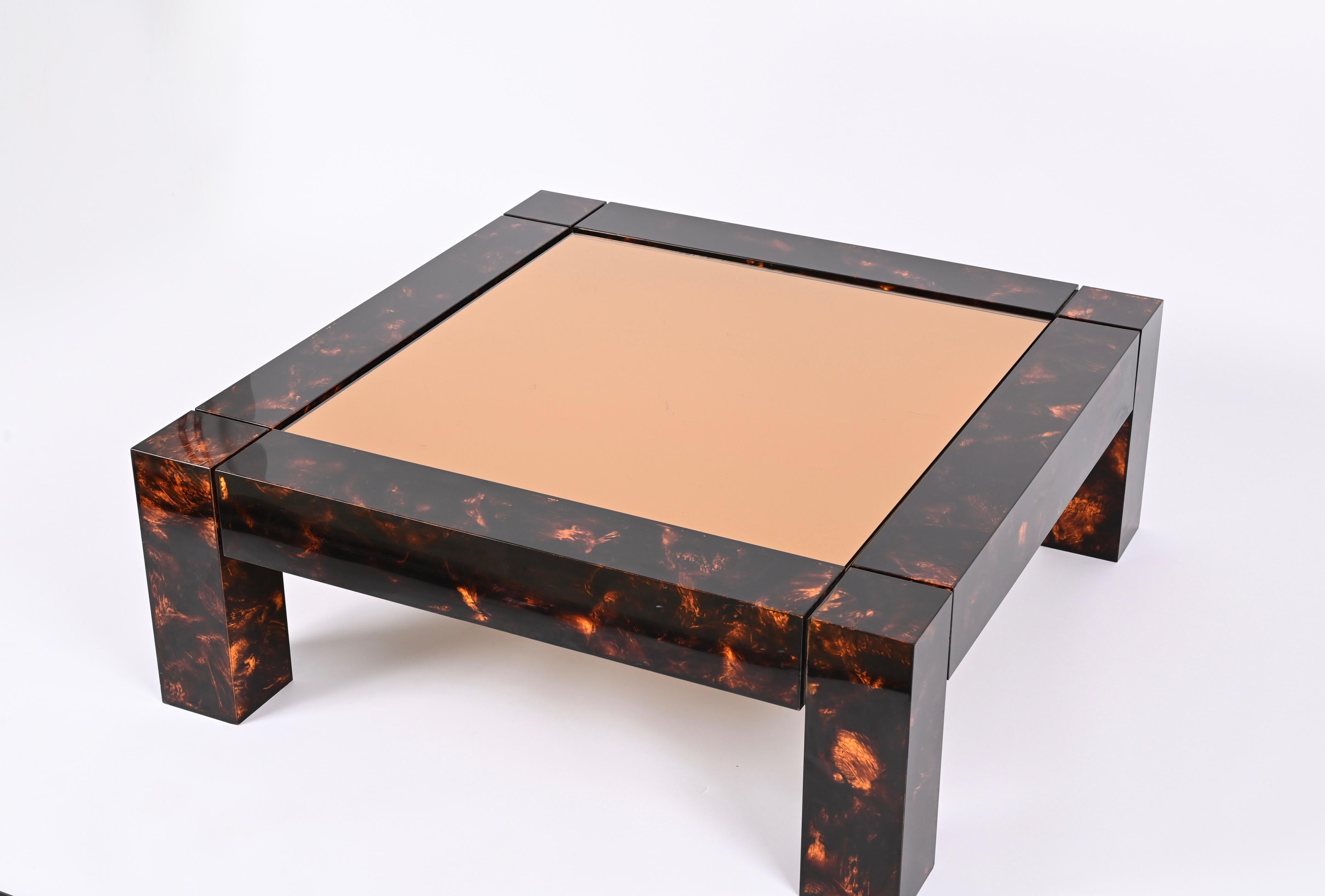 Mesa de café de carey Lucite de mediados de siglo, tapa de espejo bronceada, Italia Años 70 en venta 10