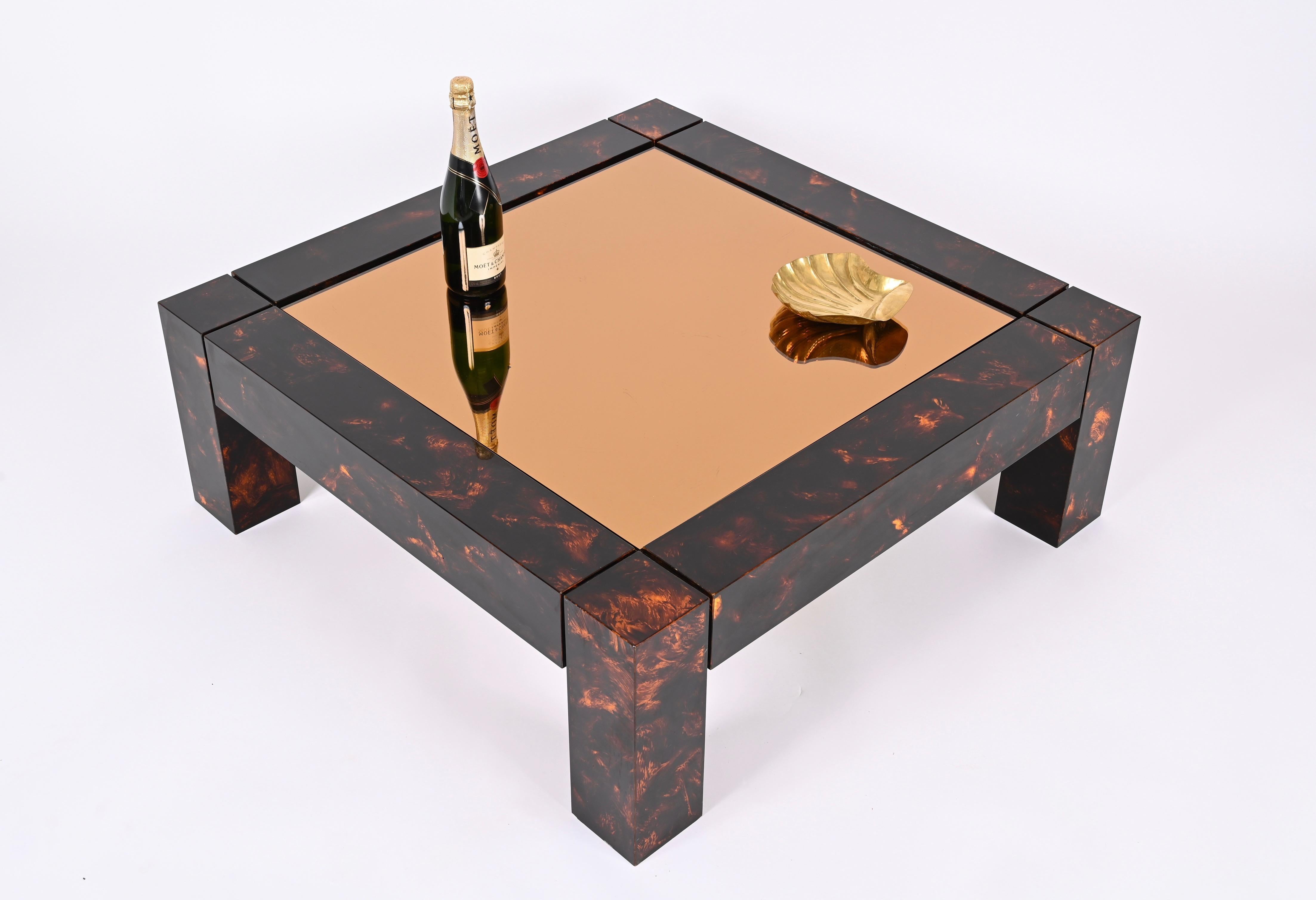 Mesa de café de carey Lucite de mediados de siglo, tapa de espejo bronceada, Italia Años 70 en venta 11
