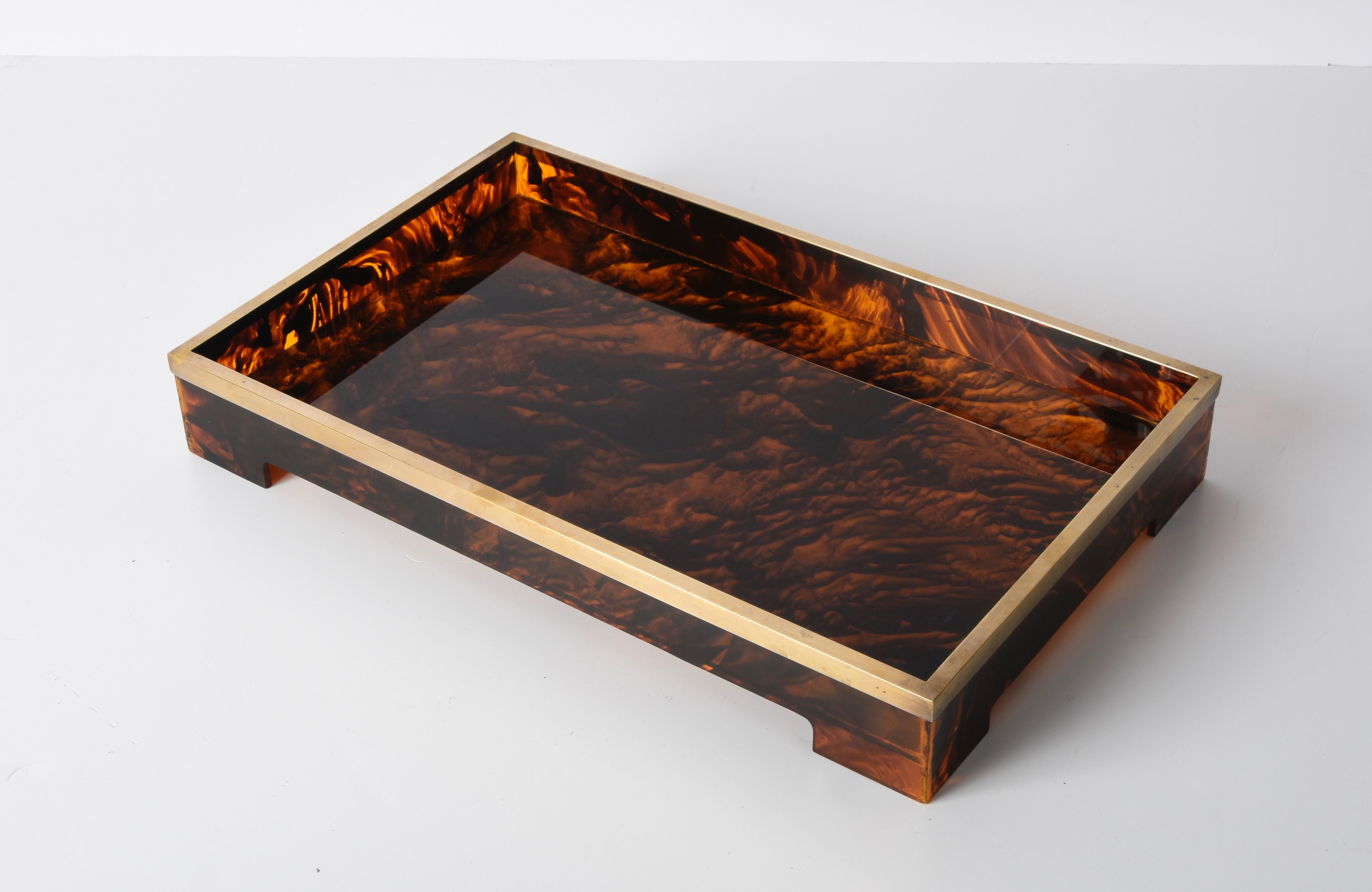 Astonishing midcentury tortoiseshell Lucite and brass serving tray. This incredible piece was produced in Italy during the 1970s and its design is attributed to Willy Rizzo.

A real iconic tortoise and Lucite serving tray with the characteristics
