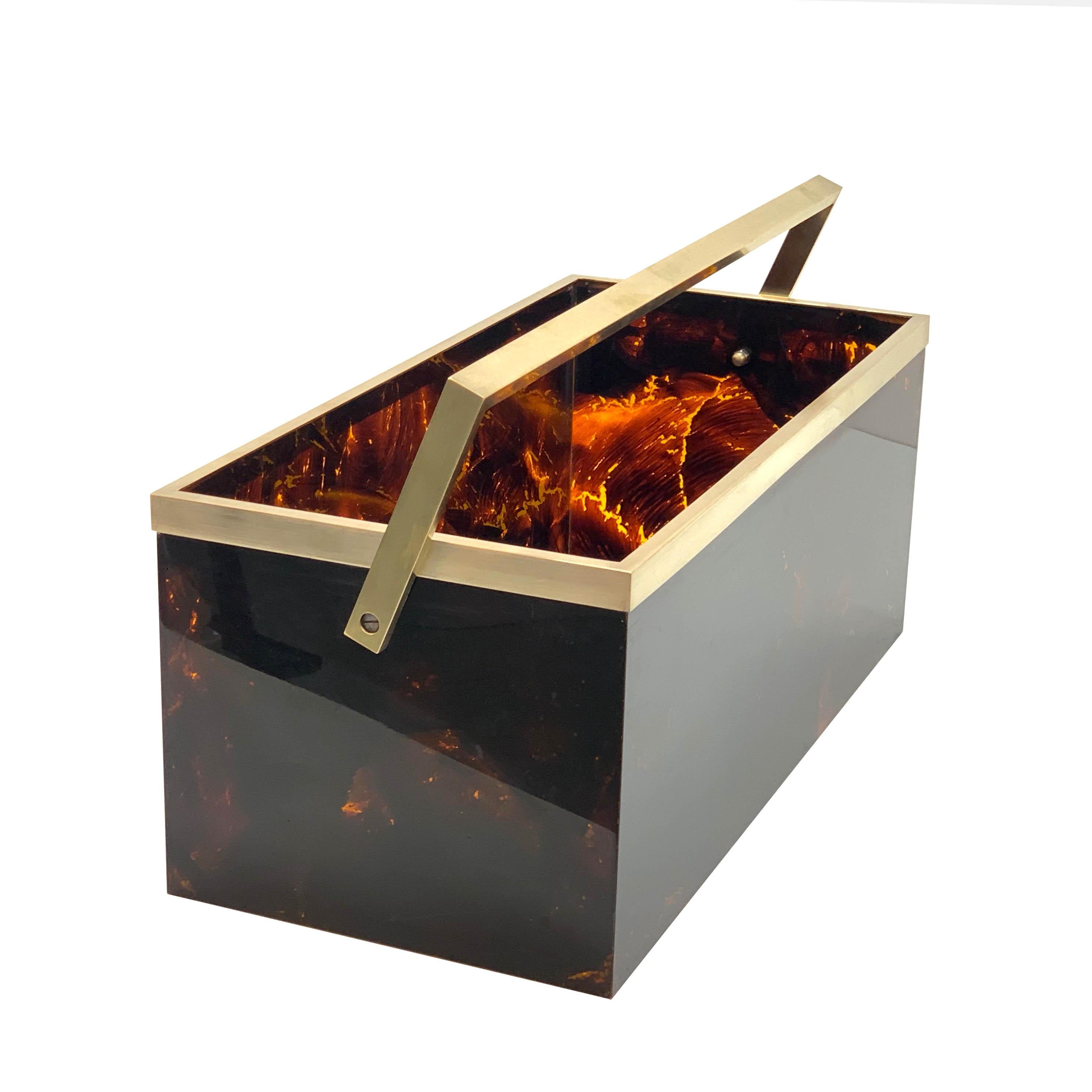 Midcentury magazine rack very rare tortoiseshell plexiglass with brass edges and handles. This fantastic piece is attributed to Willy Rizzo and was designed in Italy during the 1970s.

This item has a classic and popular look of the 1970s, used by