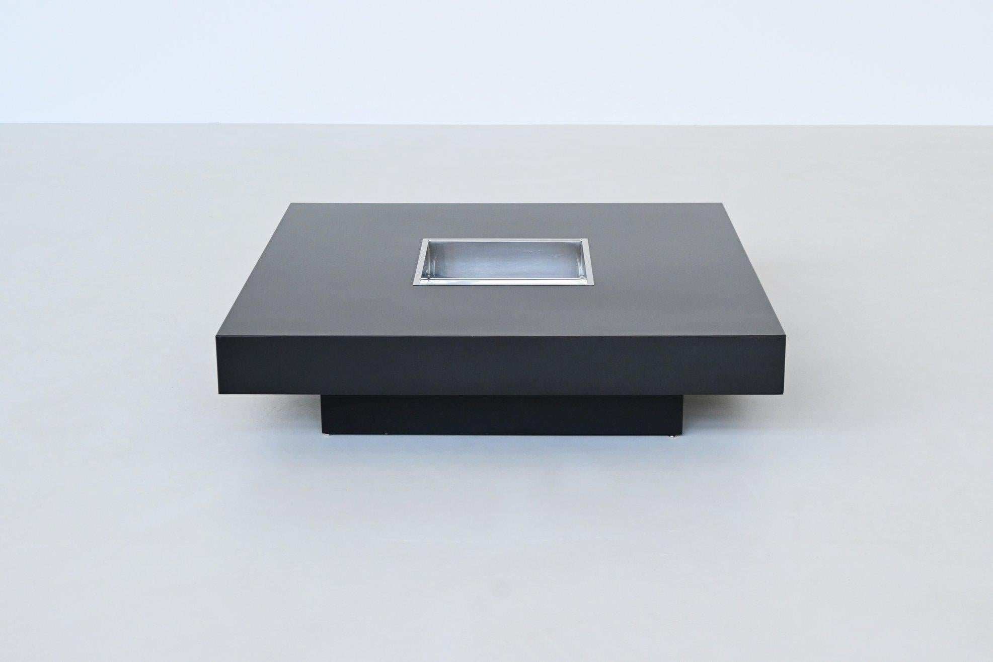 Table basse de bar TRV élégante conçue par Willy Rizzo, Belgique 1970. Cette grande table carrée est un exemple typique du style glamour qui définit le travail de Rizzo. Il est magistralement fabriqué avec une finition laquée noire qui respire