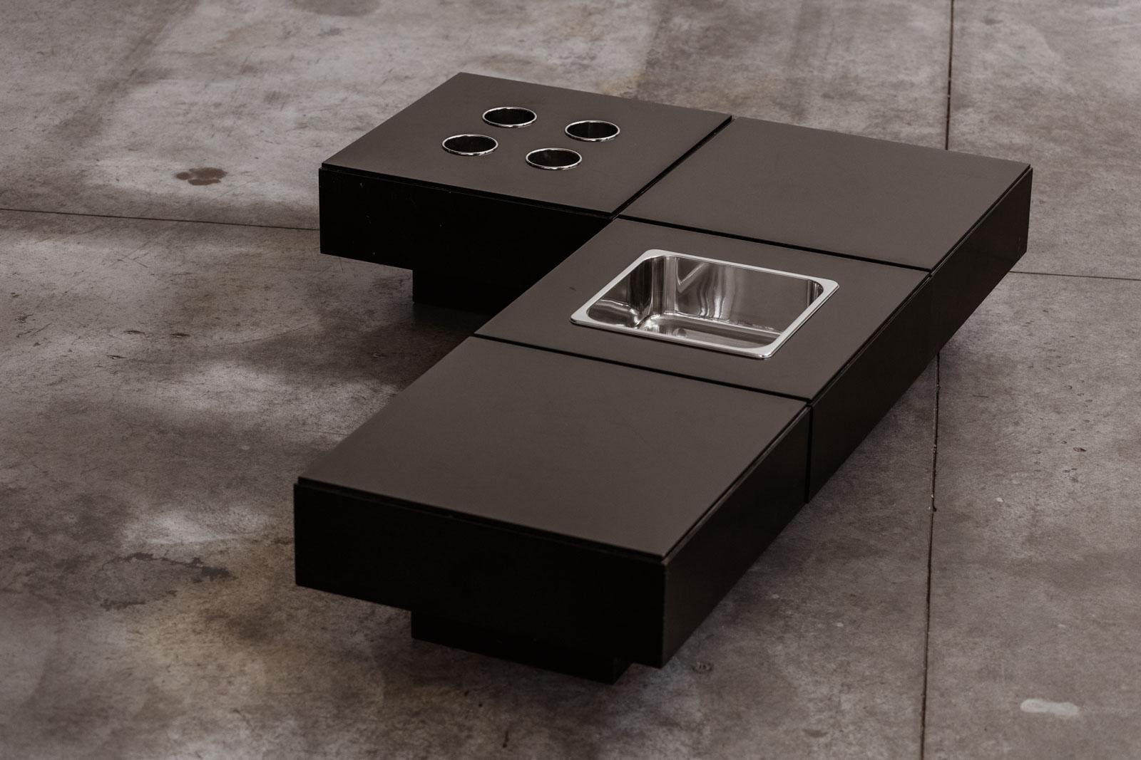 Tavolino modulare Willy Rizzo, legno laccato, Italia, anni '70

Esempio di glamour italiano anni '70, questo tavolino modulare di Willy Rizzo ridefinisce l'idea di lusso funzionale. Composto da quattro elementi in legno laccato, il tavolo presenta