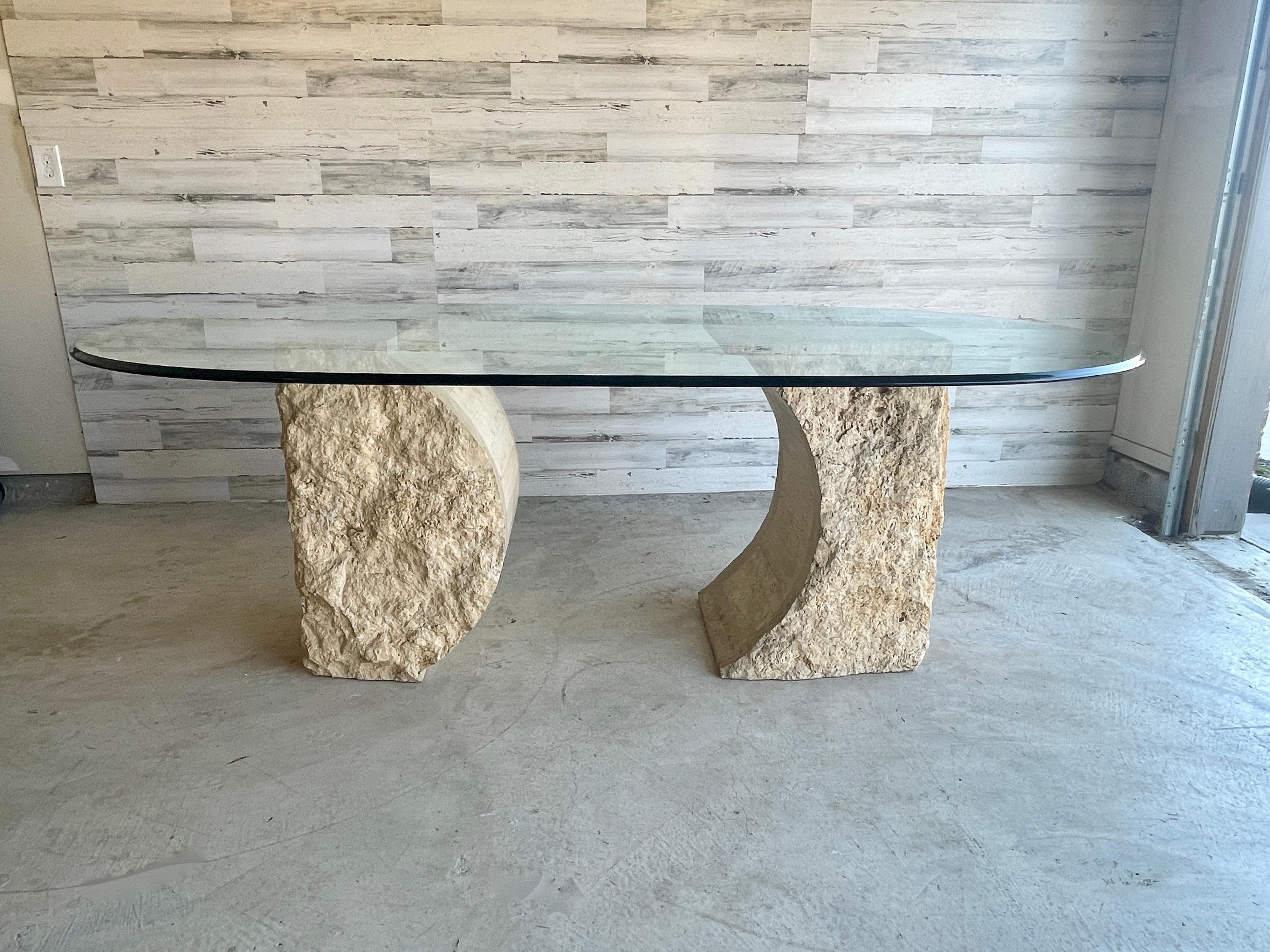 Willy Rizzo Organic Modern Travertine Dining Table With Beveled Oval Top Glass. 
Le plateau en verre est optionnel si le client a une autre préférence. 

Base en forme de D : 17.75 L x 16.75 D x 28.5 H. 

Autre base 18.5 L x 17.5 D x 28.5 H
