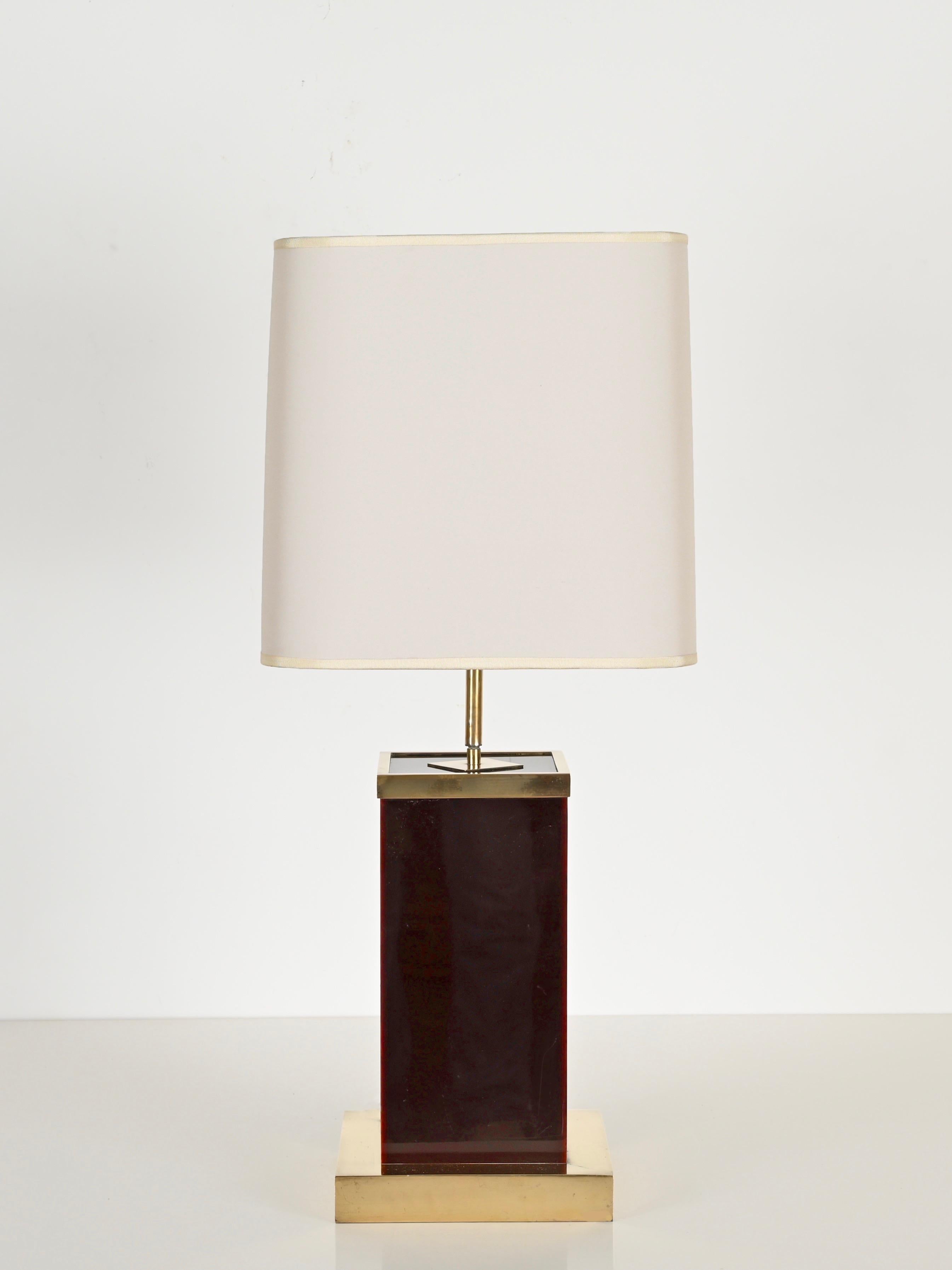 Lampe de bureau italienne Willy Rizzo en lucite prune et laiton avec abat-jour blanc, 1970 en vente 3