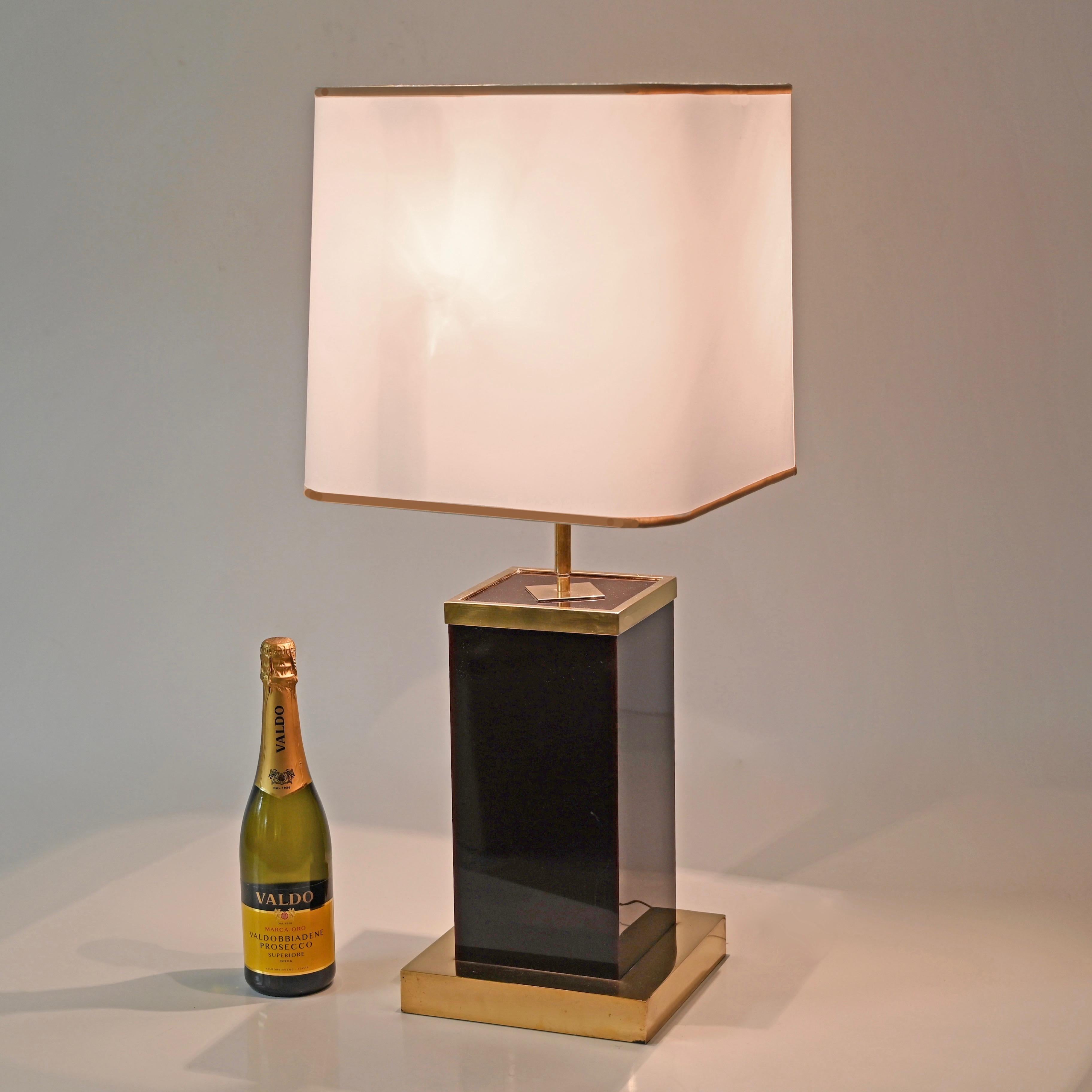 Lampe de bureau italienne Willy Rizzo en lucite prune et laiton avec abat-jour blanc, 1970 en vente 4