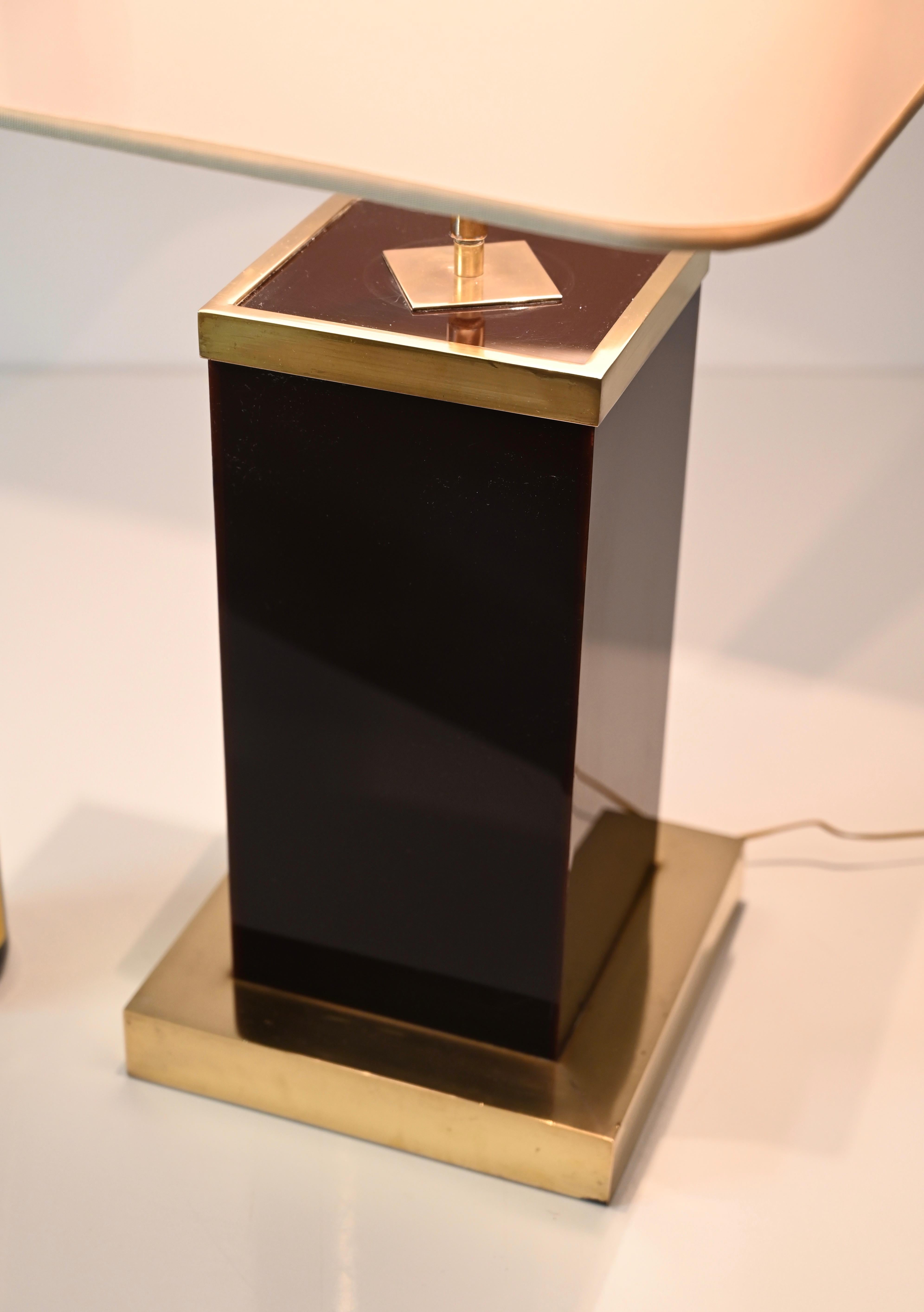 Lampe de bureau italienne Willy Rizzo en lucite prune et laiton avec abat-jour blanc, 1970 en vente 5