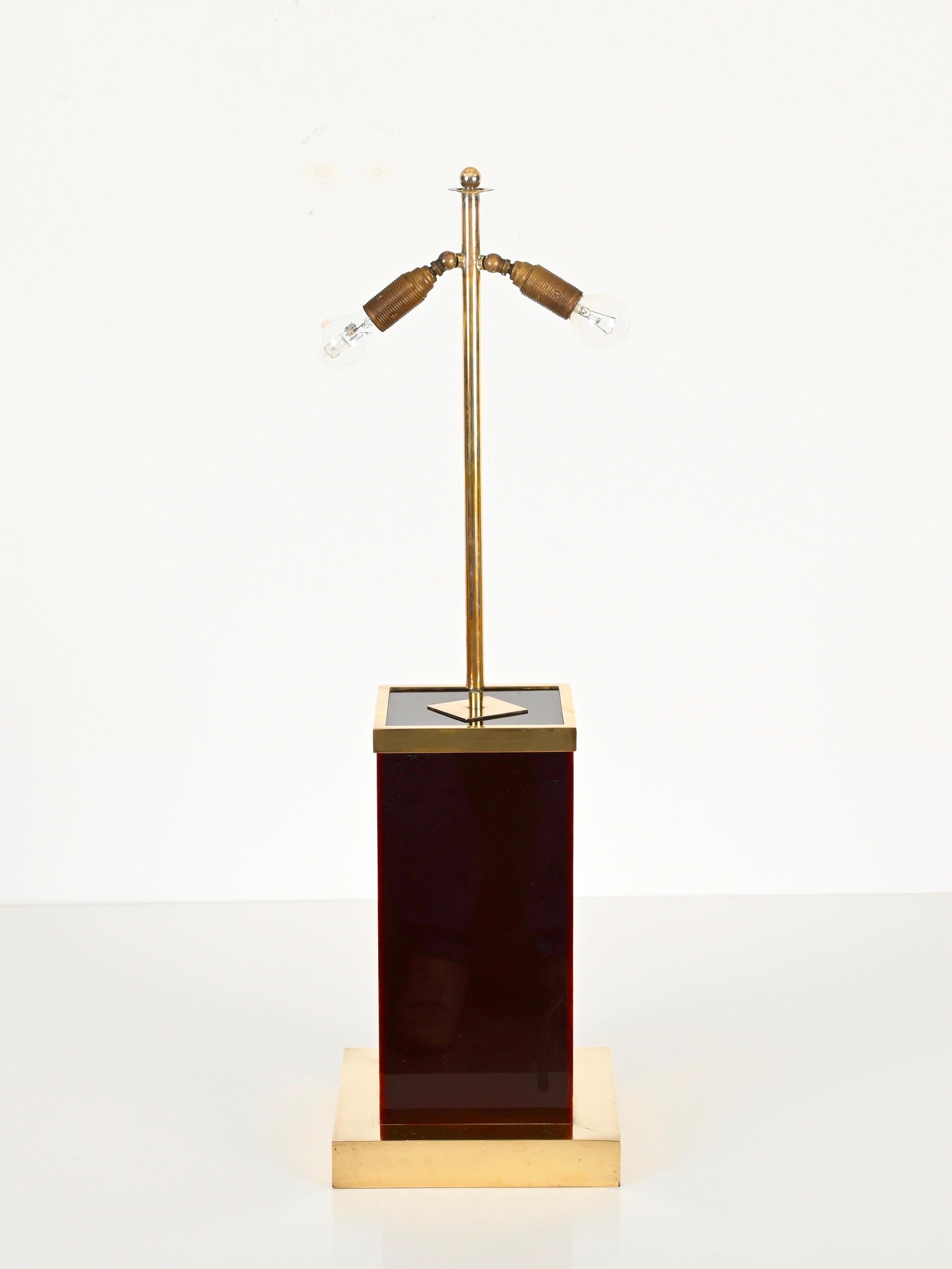 Lampe de bureau italienne Willy Rizzo en lucite prune et laiton avec abat-jour blanc, 1970 en vente 6