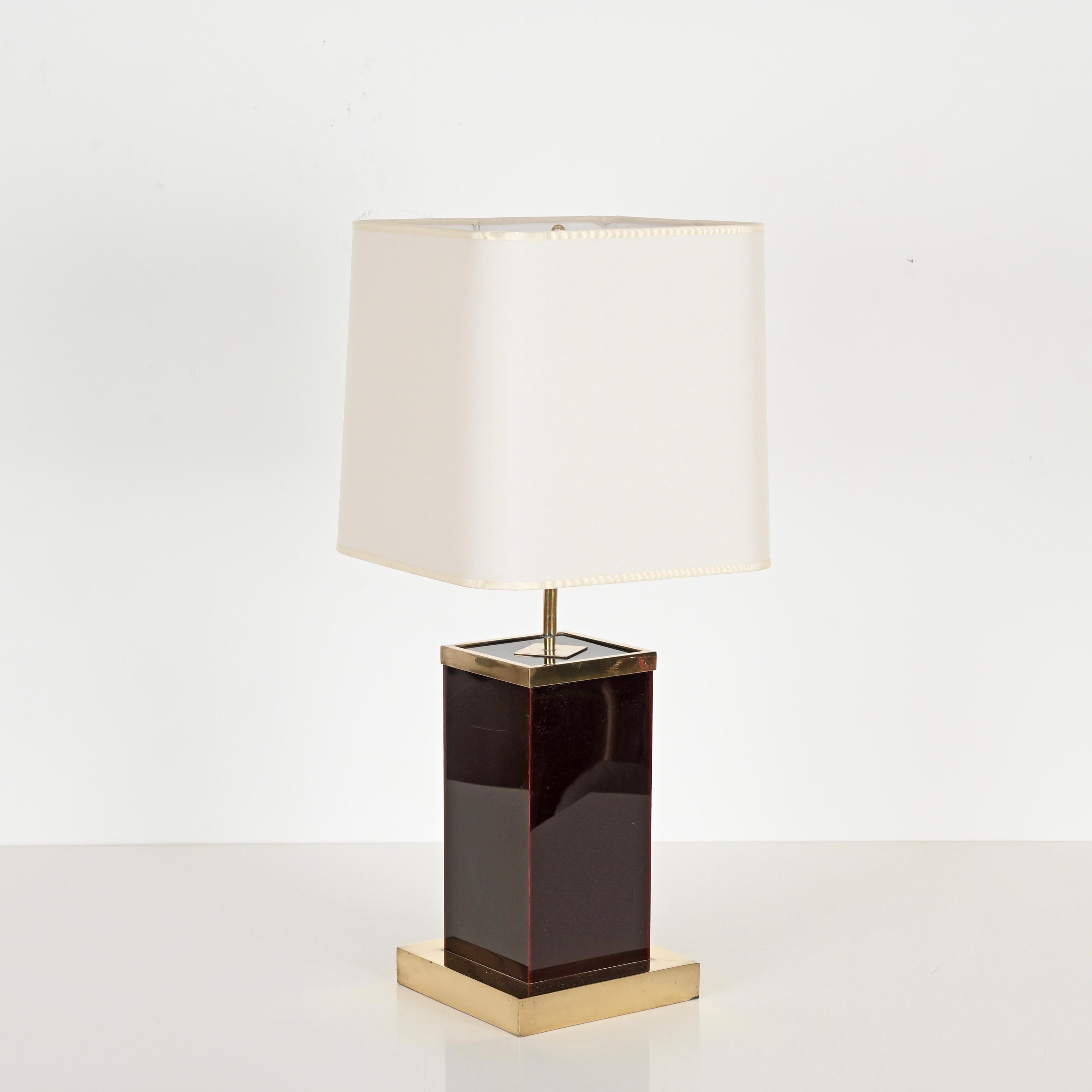 Lampe de table Fabrice en lucite et laiton de couleur prune complétée par un abat-jour en tissu blanc. Cette lampe élégante et unique a été produite en Italie dans les années 1970 et son design est attribué à Willy Rizzo. 

En très bon état, sans