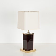 Italienische Tischlampe aus pflaumenfarbenem Lucite und Messing mit weißem Schirm von Willy Rizzo, 1970er Jahre