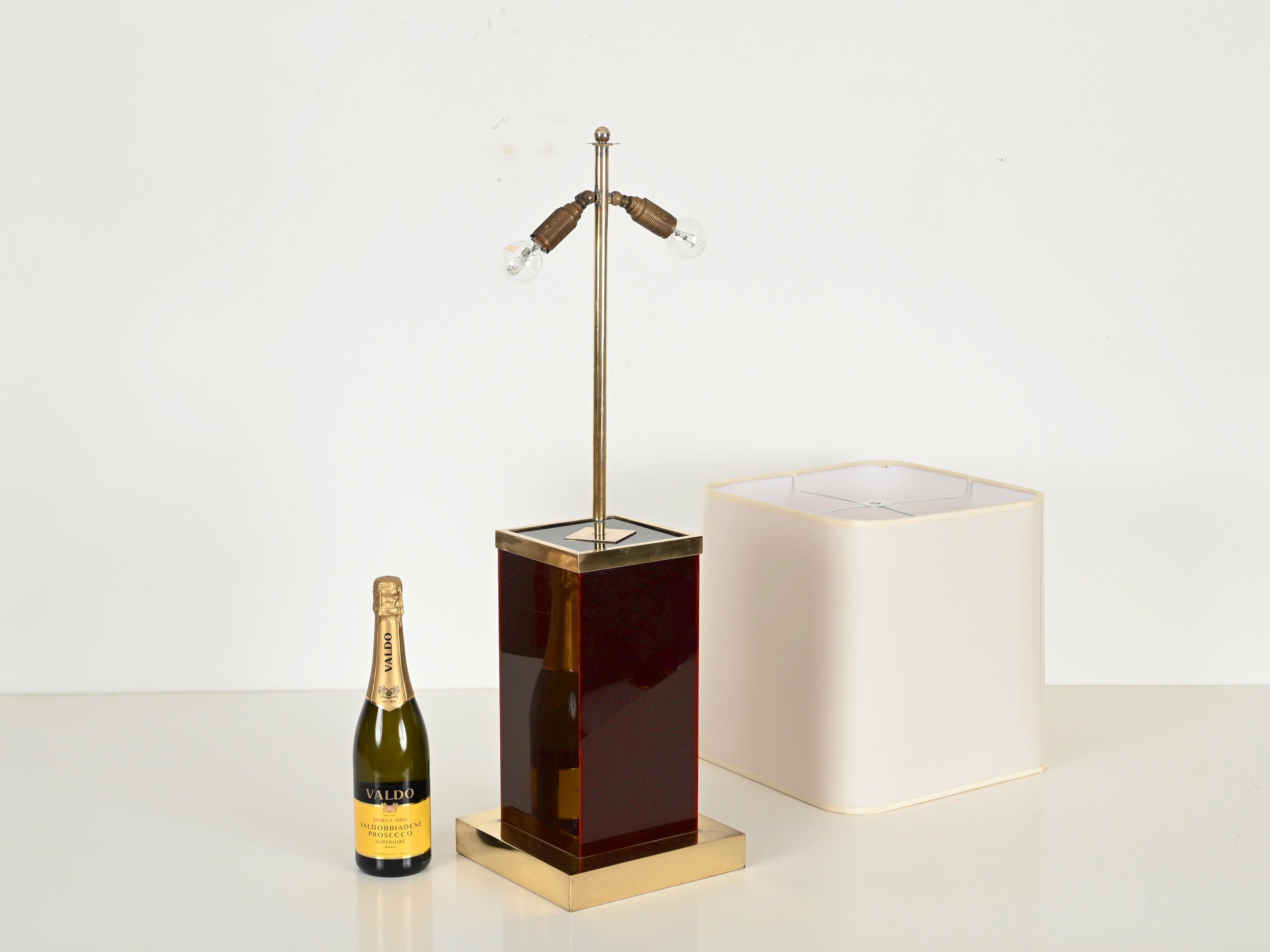 Mid-Century Modern Lampe de bureau italienne Willy Rizzo en lucite prune et laiton avec abat-jour blanc, 1970 en vente