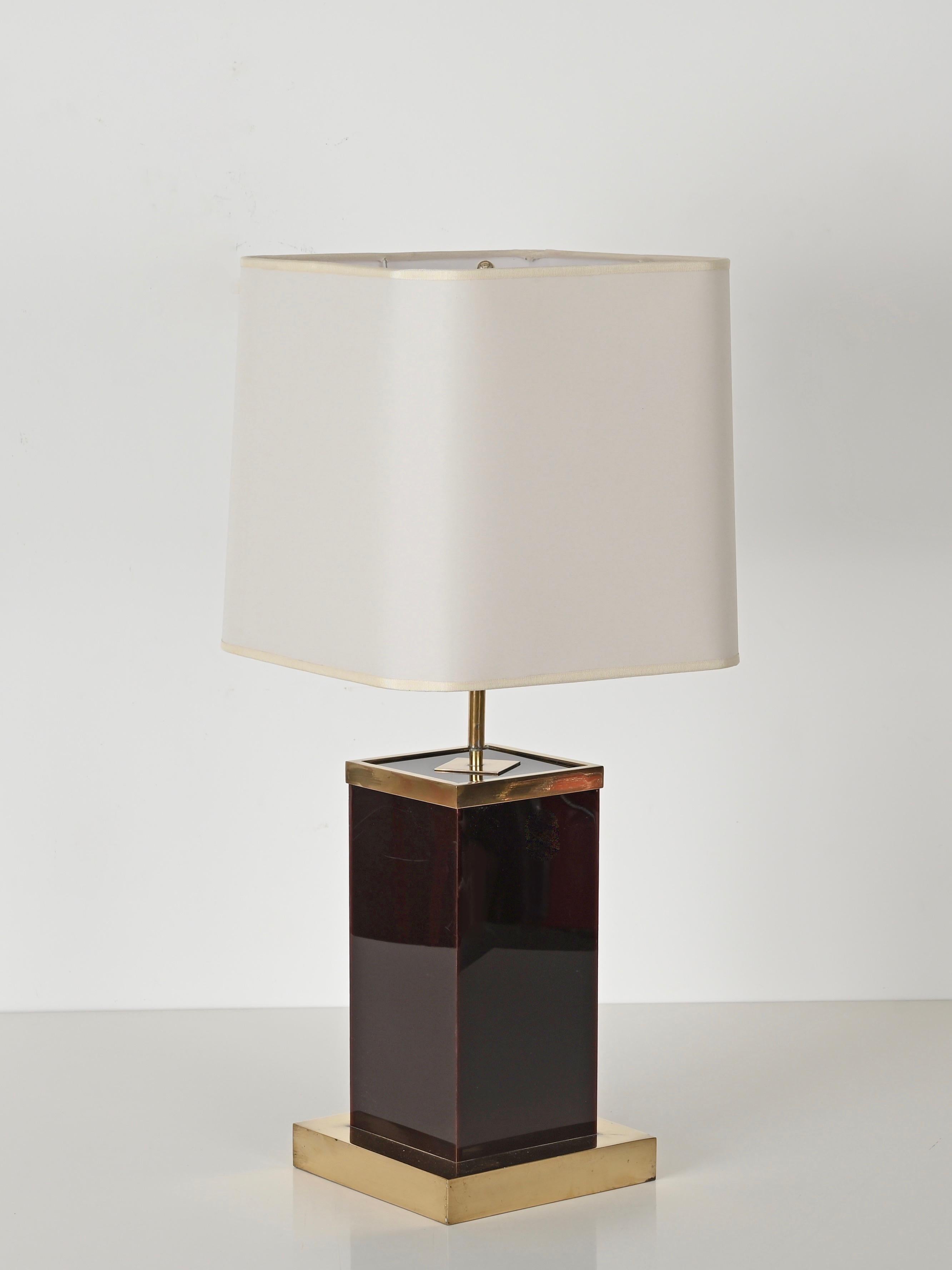 Fait main Lampe de bureau italienne Willy Rizzo en lucite prune et laiton avec abat-jour blanc, 1970 en vente