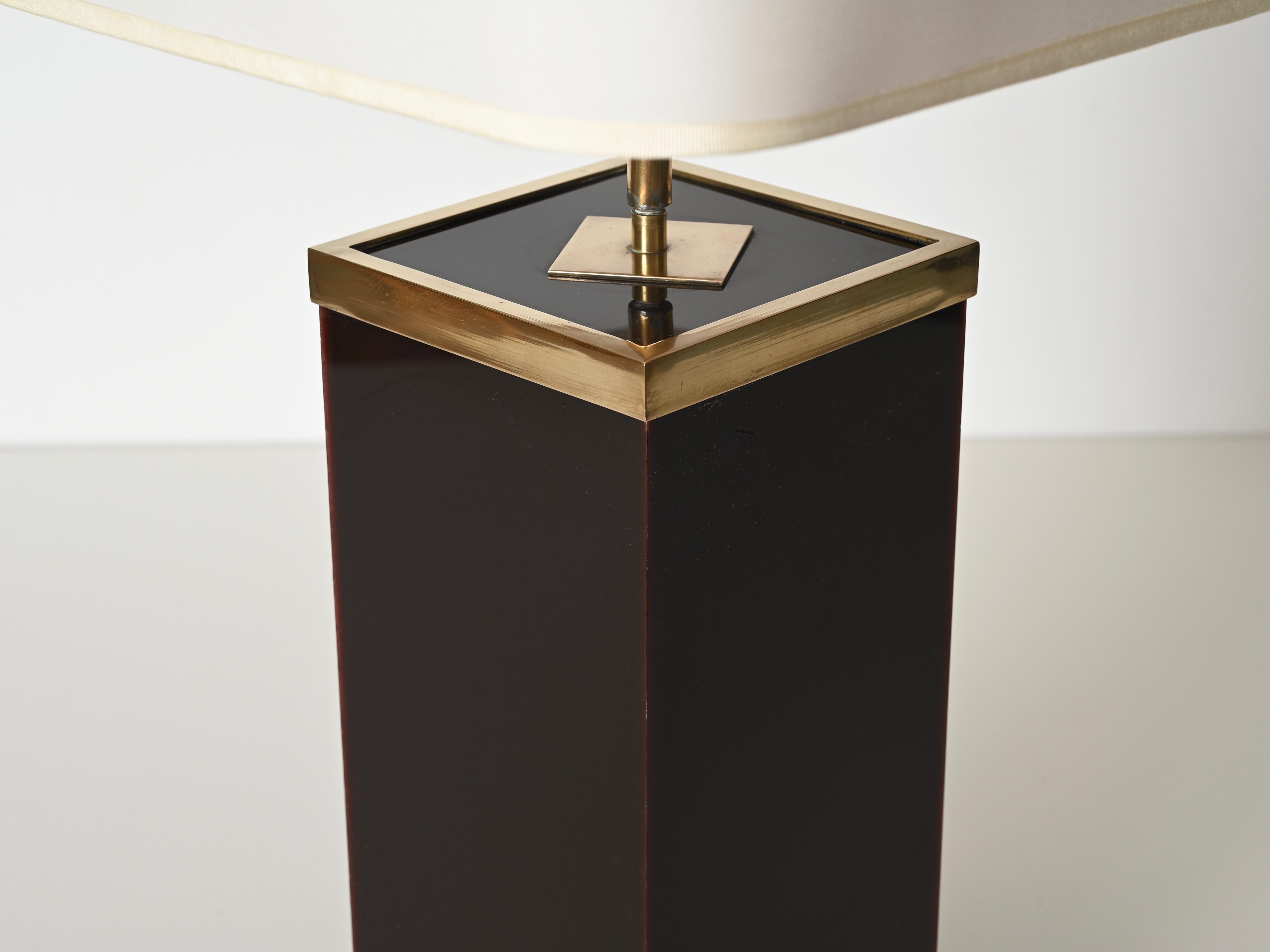 Lampe de bureau italienne Willy Rizzo en lucite prune et laiton avec abat-jour blanc, 1970 Bon état - En vente à Roma, IT