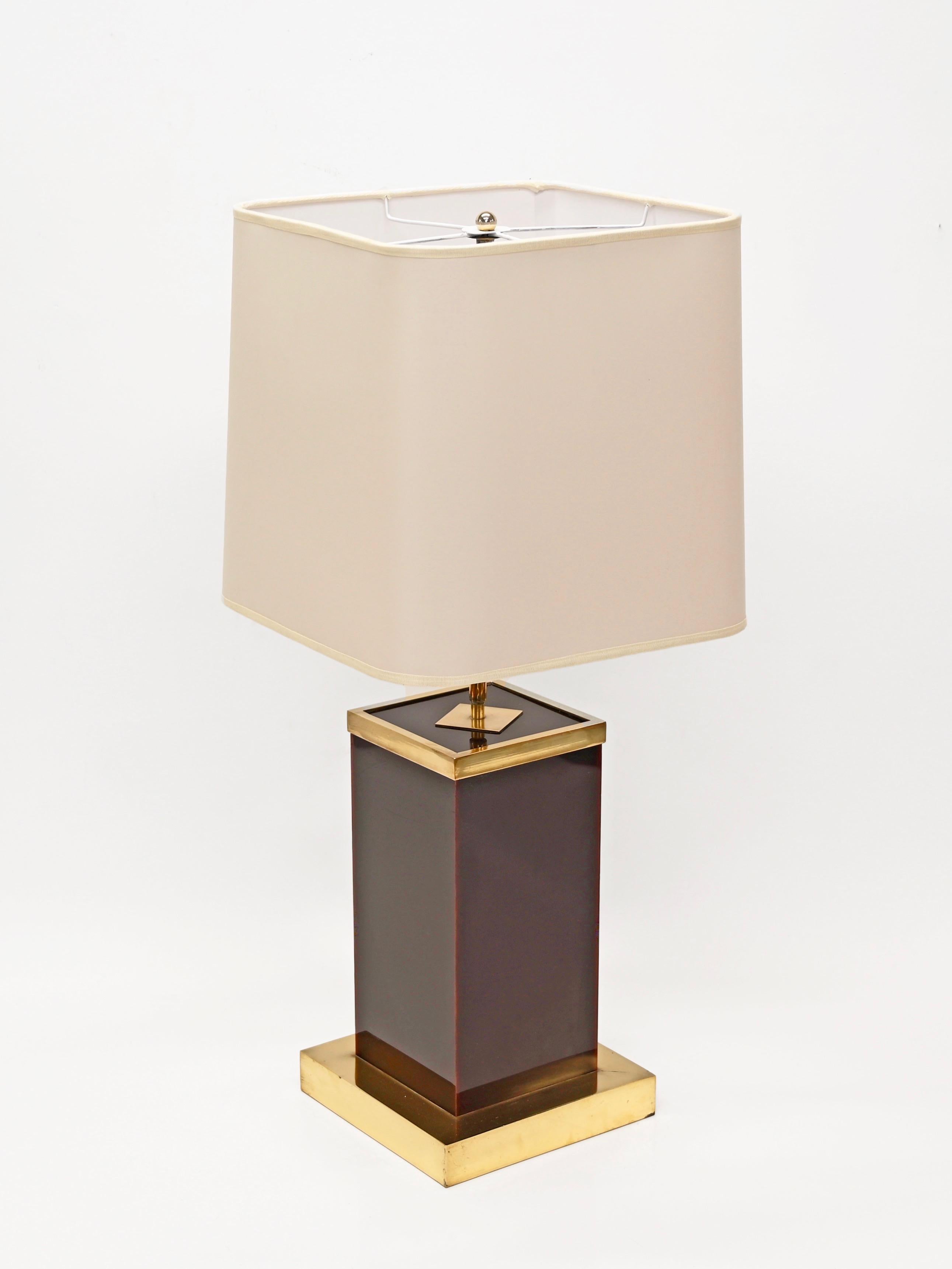 20ième siècle Lampe de bureau italienne Willy Rizzo en lucite prune et laiton avec abat-jour blanc, 1970 en vente