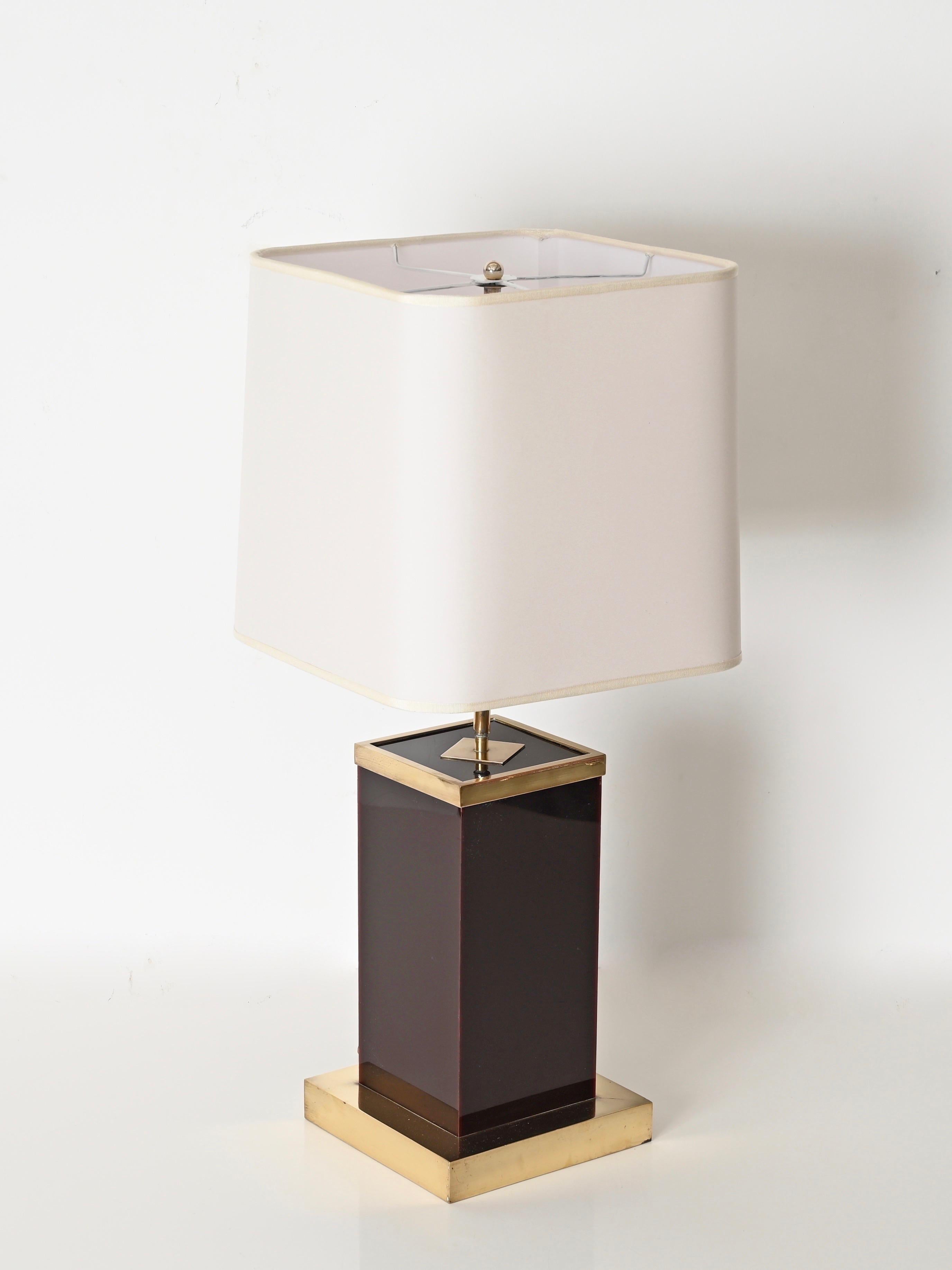 Métal Lampe de bureau italienne Willy Rizzo en lucite prune et laiton avec abat-jour blanc, 1970 en vente