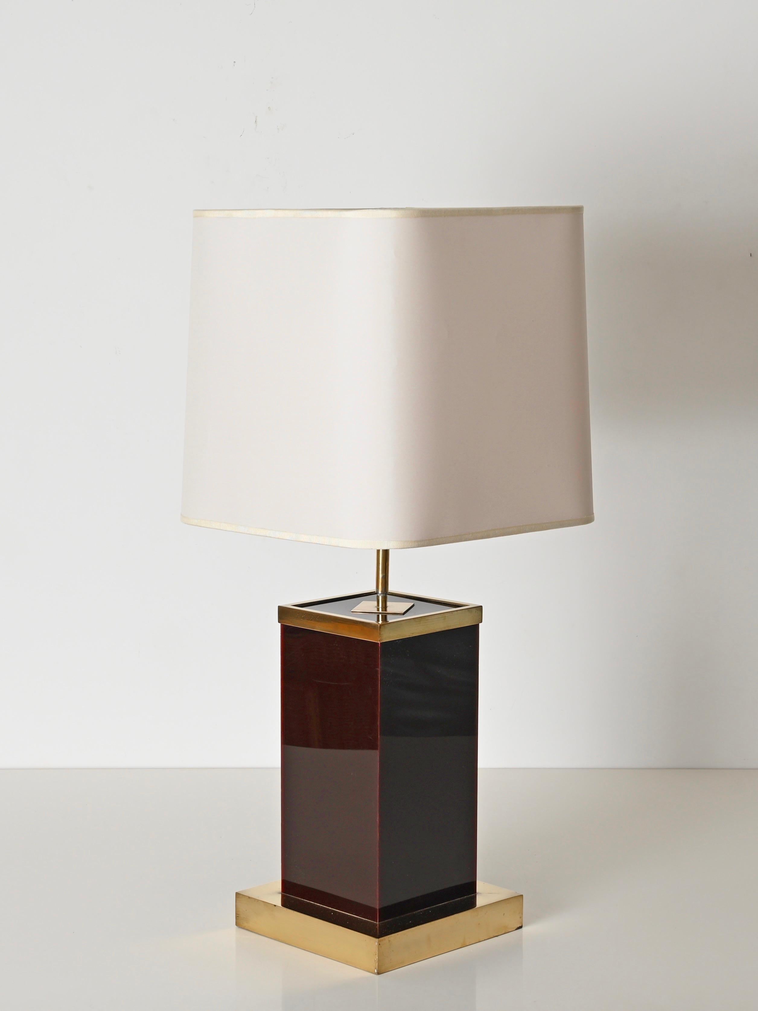 Lampe de bureau italienne Willy Rizzo en lucite prune et laiton avec abat-jour blanc, 1970 en vente 1