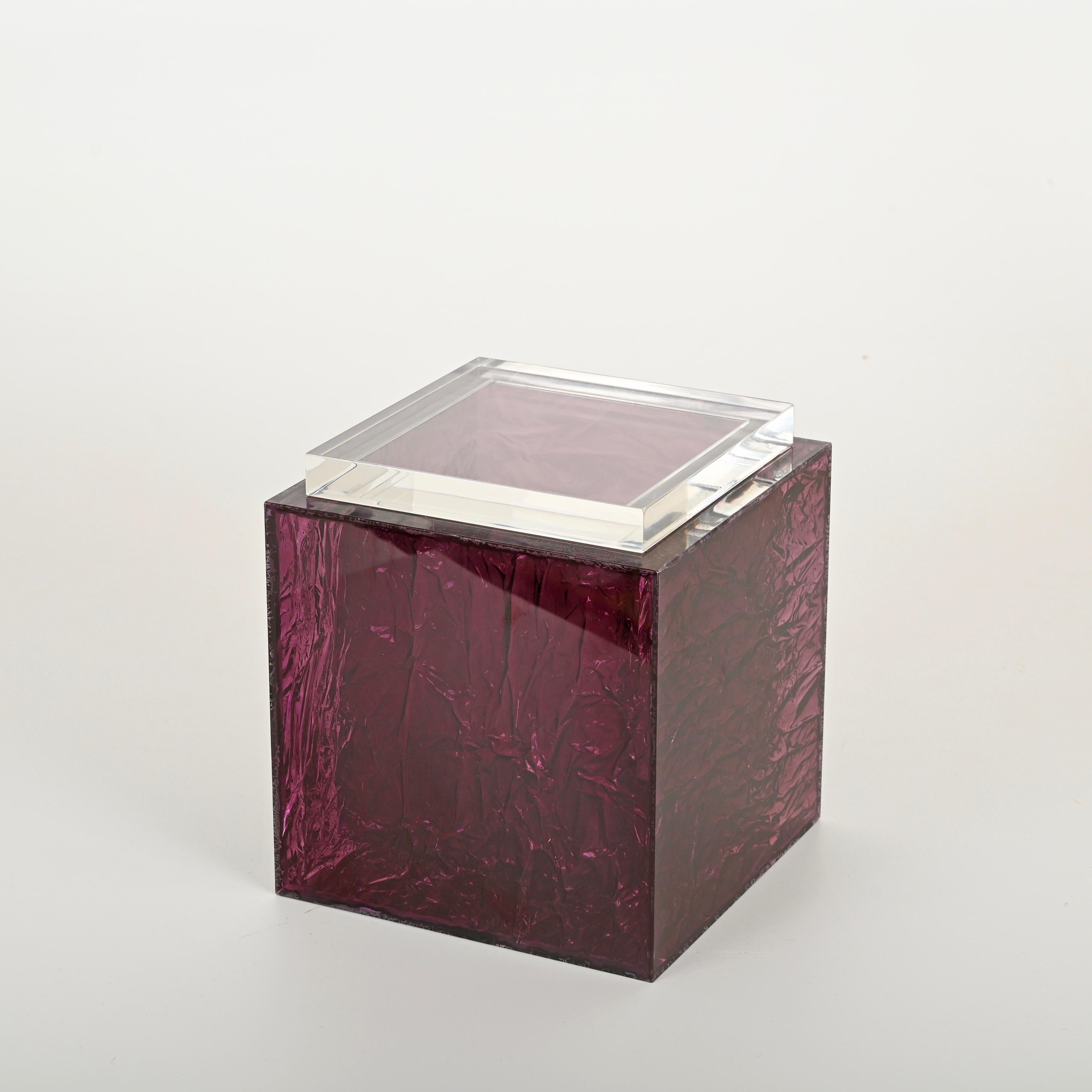 Favoloso secchiello per il ghiaccio di grandi dimensioni realizzato in una combinazione di lucite viola effetto ghiaccio e lucite trasparente. Questo pezzo incredibilmente affascinante e unico è attribuito a Willy Rizzo ed è stato prodotto in Italia