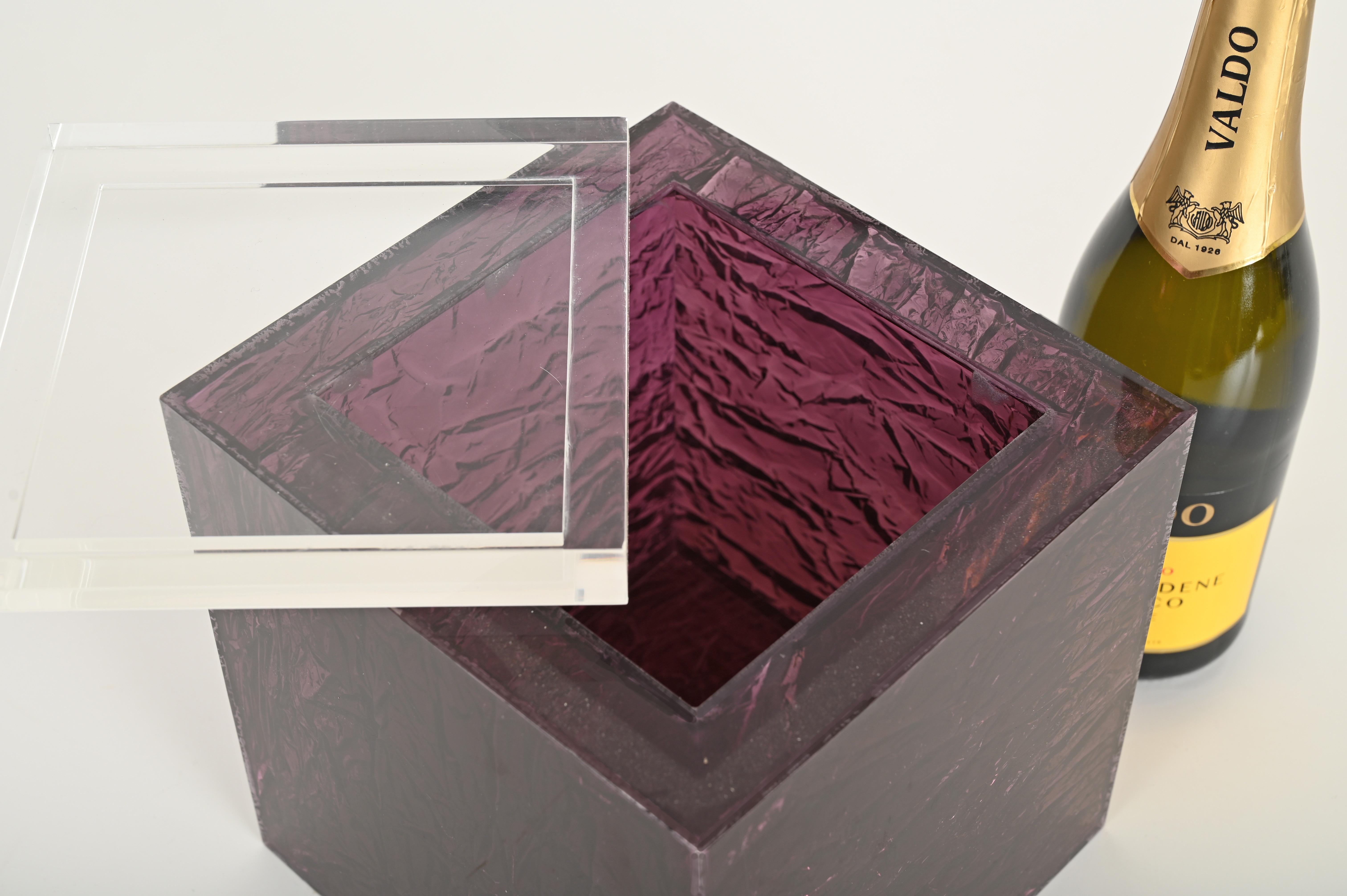 Fatto a mano Grande secchiello per il ghiaccio in lucite smerigliata viola di Willy Rizzo, Italia, anni '70 in vendita