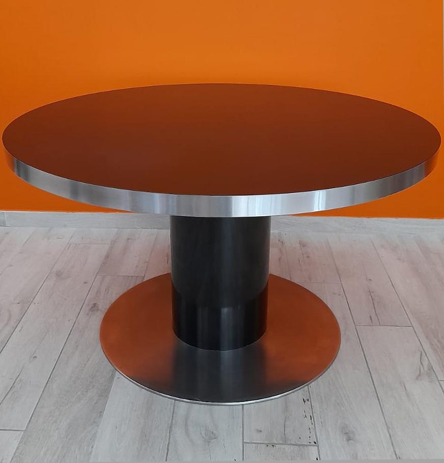 La table a un pied central en bois noir et en acier. En état original et bon état vintage. Willy Rizzo a commencé sa carrière à Paris en tant que photographe de stars et de starlettes pour Ciné Mondial Movie, Point de Vue et Image du Monde. Après