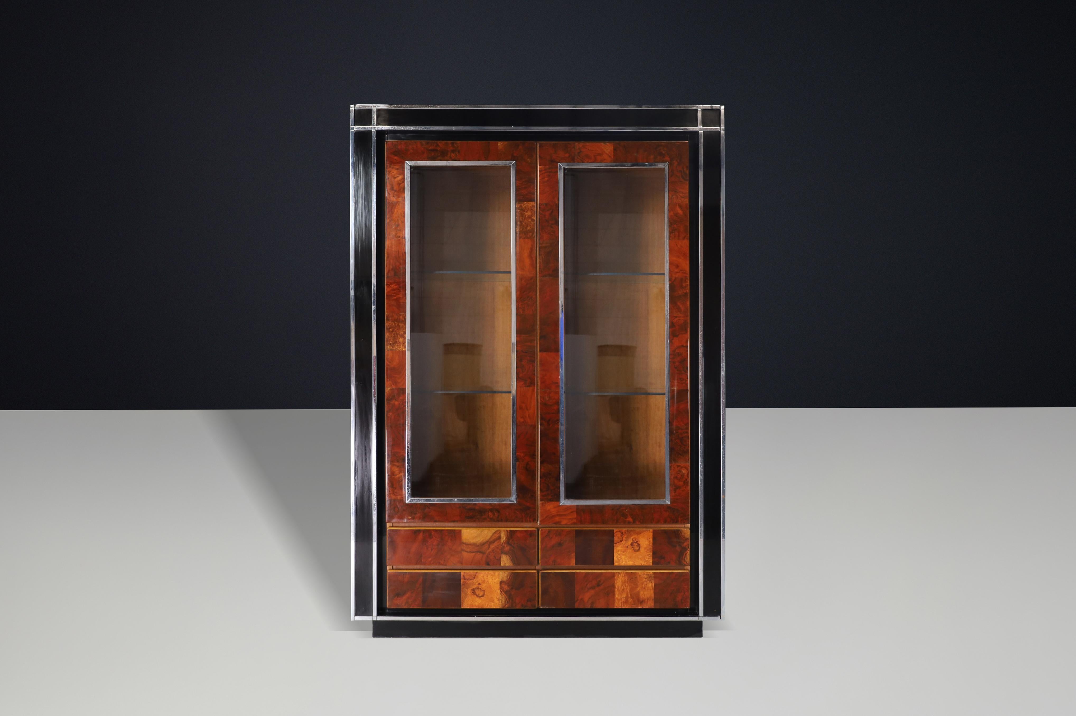 Vitrina Willy Rizzo de arce de secuoya y laca negra con puertas de cristal, años 70

Elegante, atrevida y atemporal, esta rara vitrina de madera de secuoya, diseñada por Willy Rizzo para Mario Sabot en los años 70, encarna el equilibrio