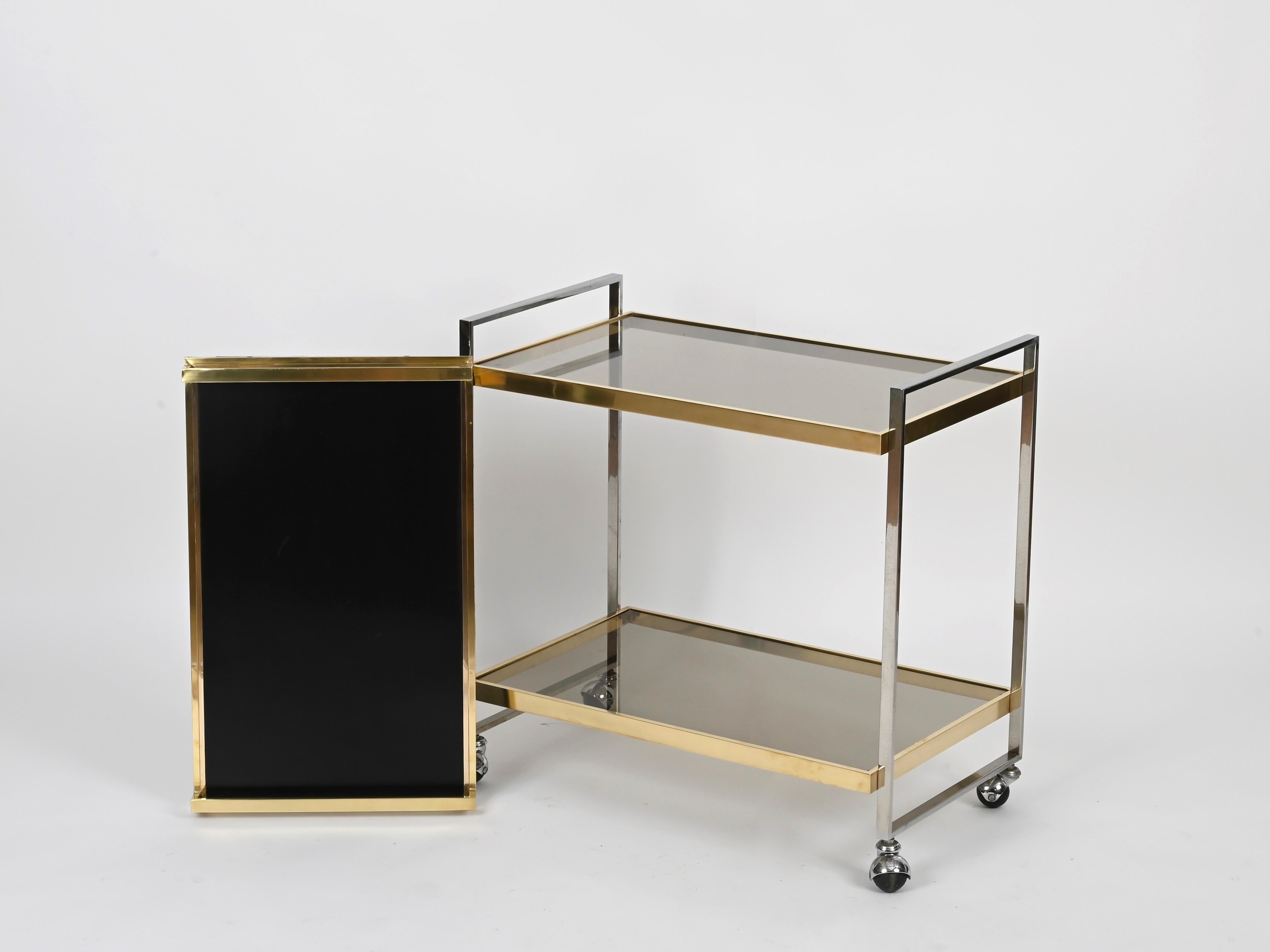 Willy Rizzo Serving Bar Cart in Chrome, Brass, Smoked Glass, w/ Tray, Italy 1970 en vente 2