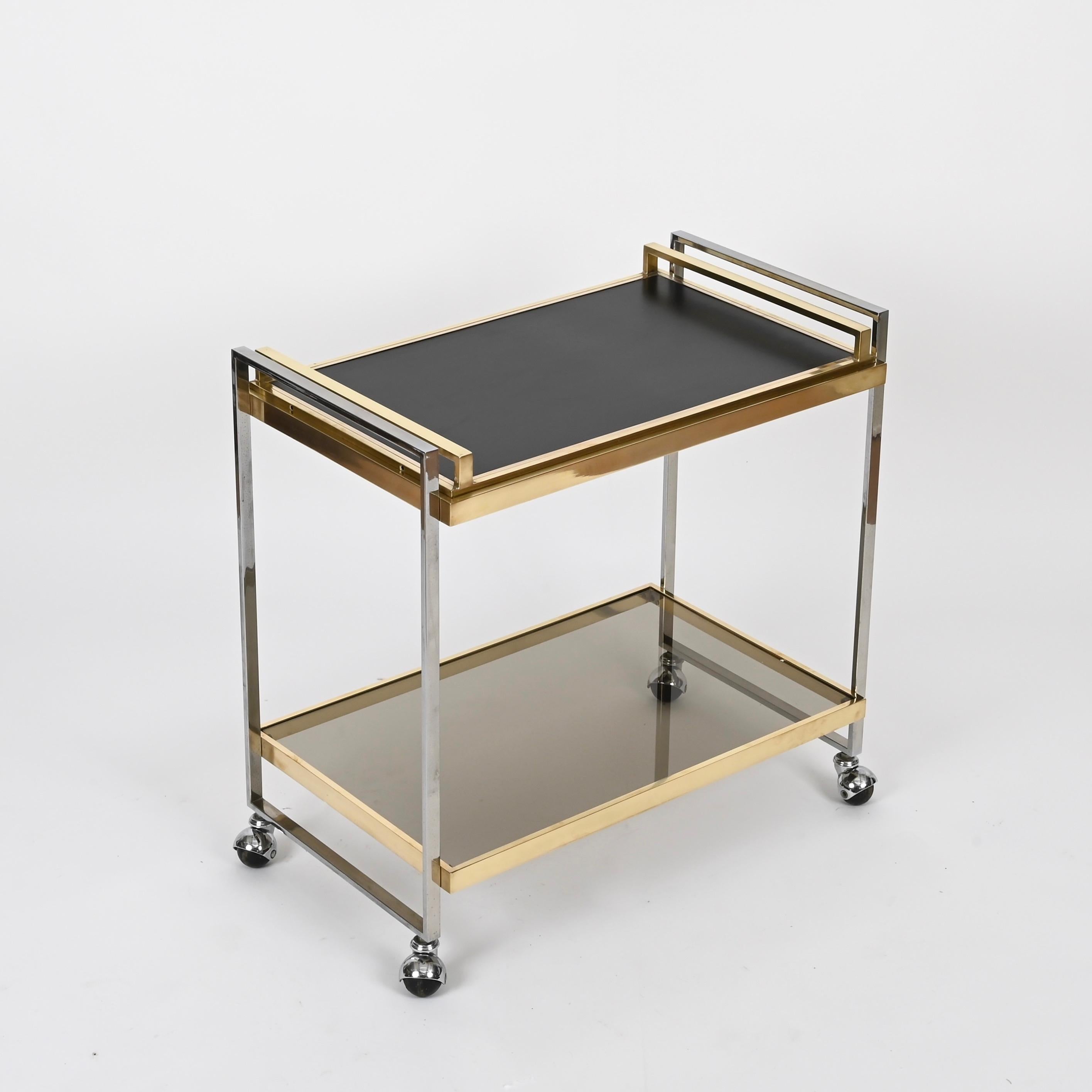 Willy Rizzo Serving Bar Cart in Chrome, Brass, Smoked Glass, w/ Tray, Italy 1970 en vente 3