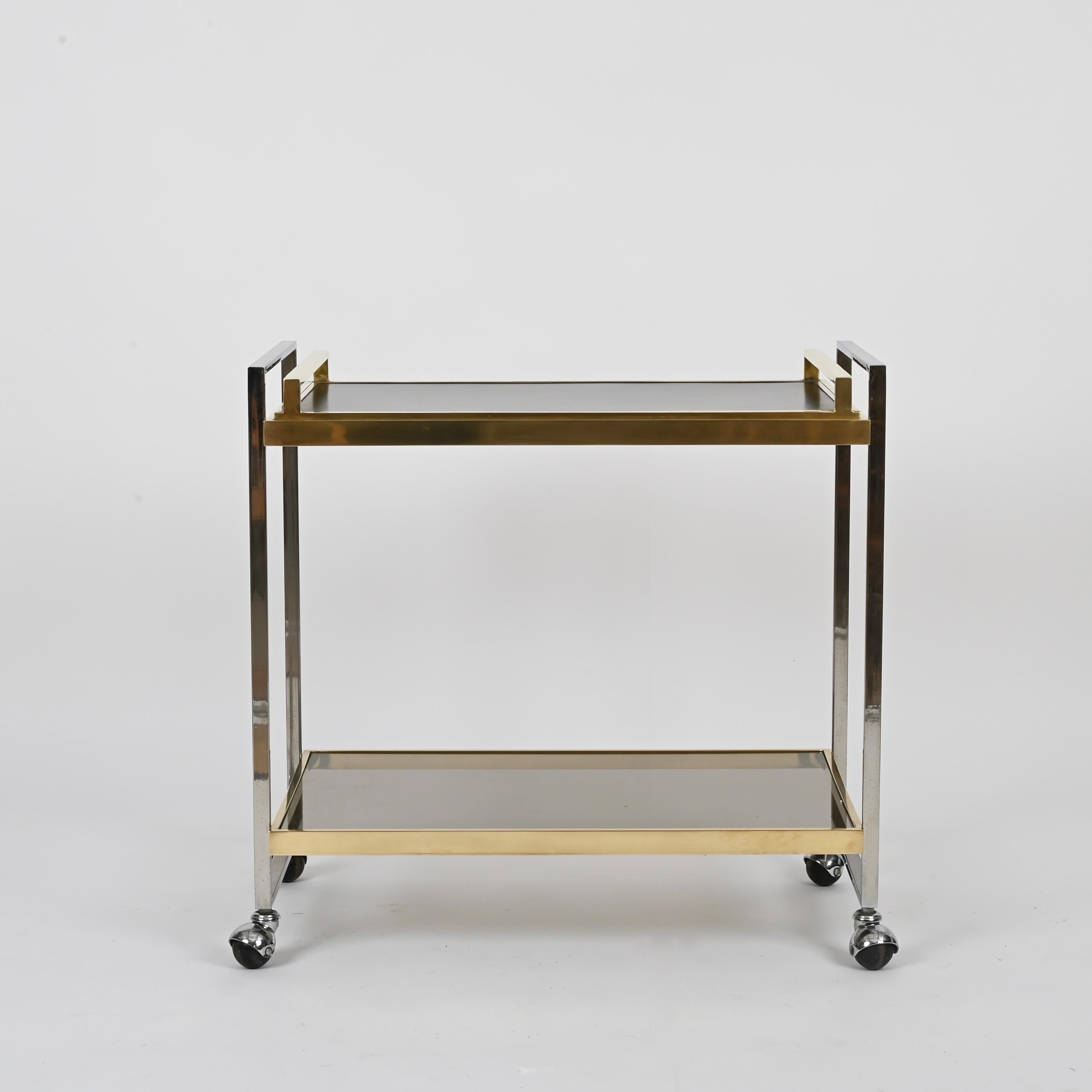 Willy Rizzo Serving Bar Cart in Chrome, Brass, Smoked Glass, w/ Tray, Italy 1970 en vente 4