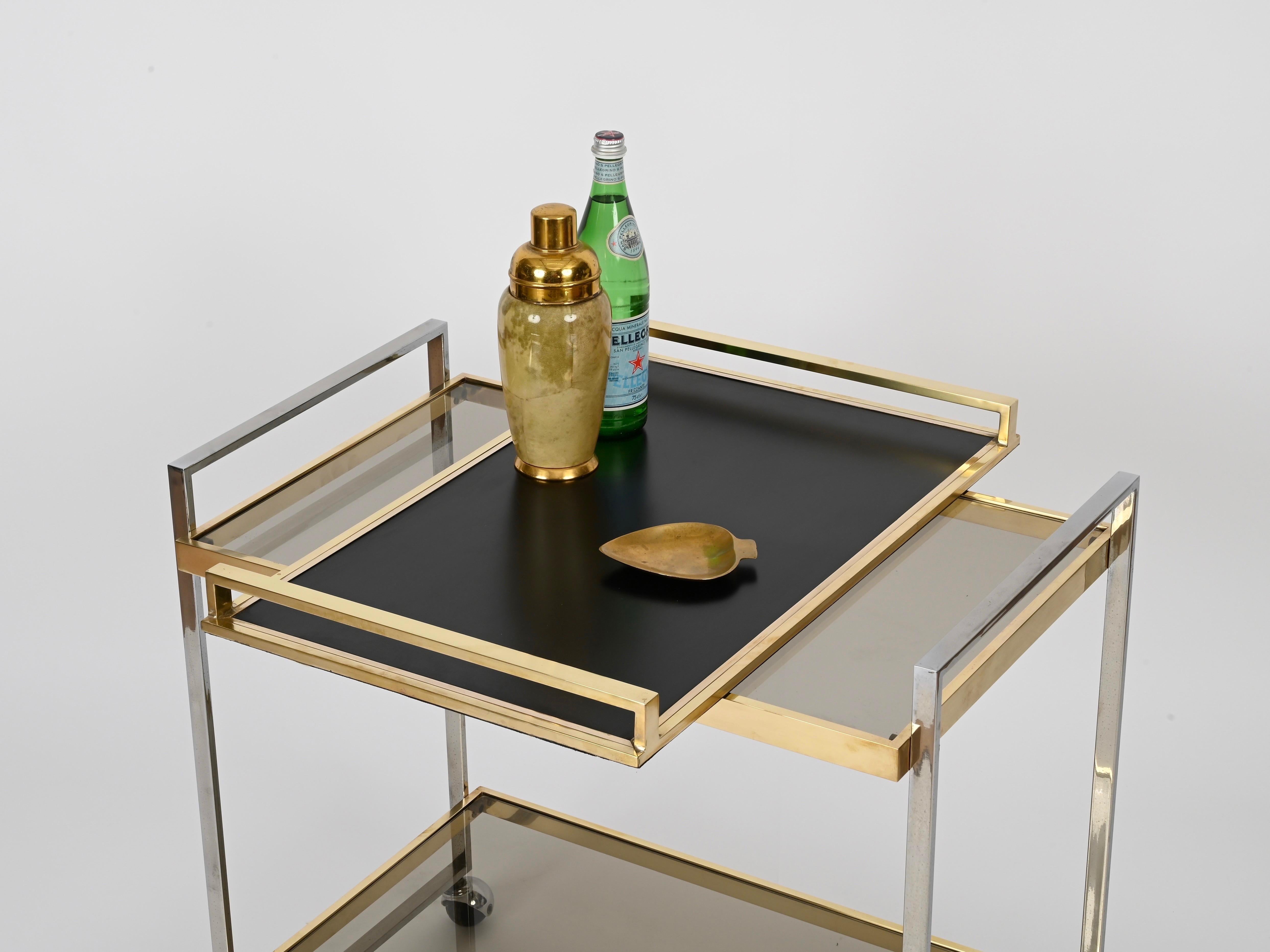 Willy Rizzo Serving Bar Cart in Chrome, Brass, Smoked Glass, w/ Tray, Italy 1970 en vente 6
