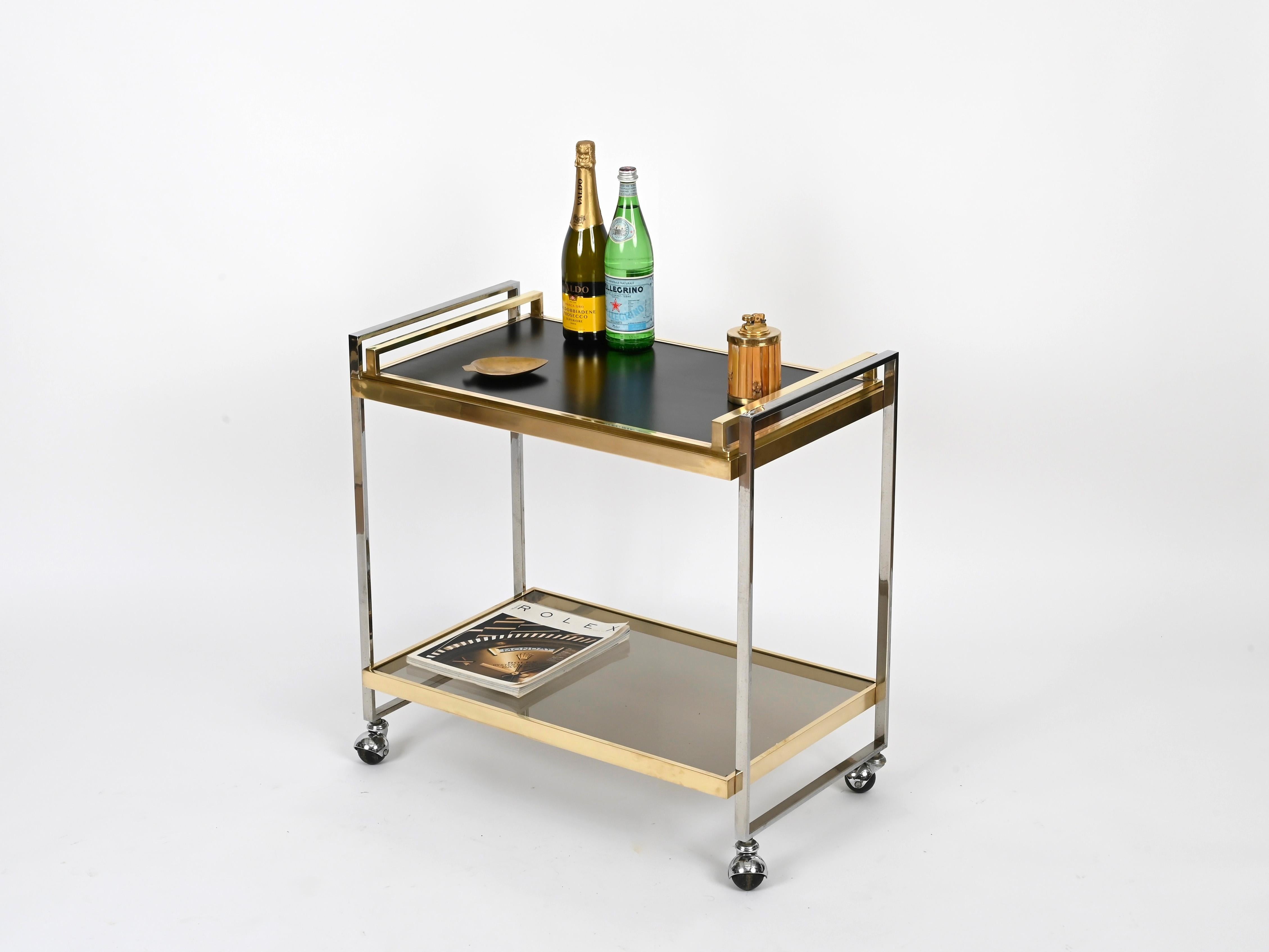 Spectaculaire chariot de bar italien avec plateau supérieur amovible, réalisé dans une combinaison de chrome, de laiton et de verre fumé. Ce chariot unique a été produit en Italie dans les années 1970 et est attribué à la maîtrise de Willy Rizzo.