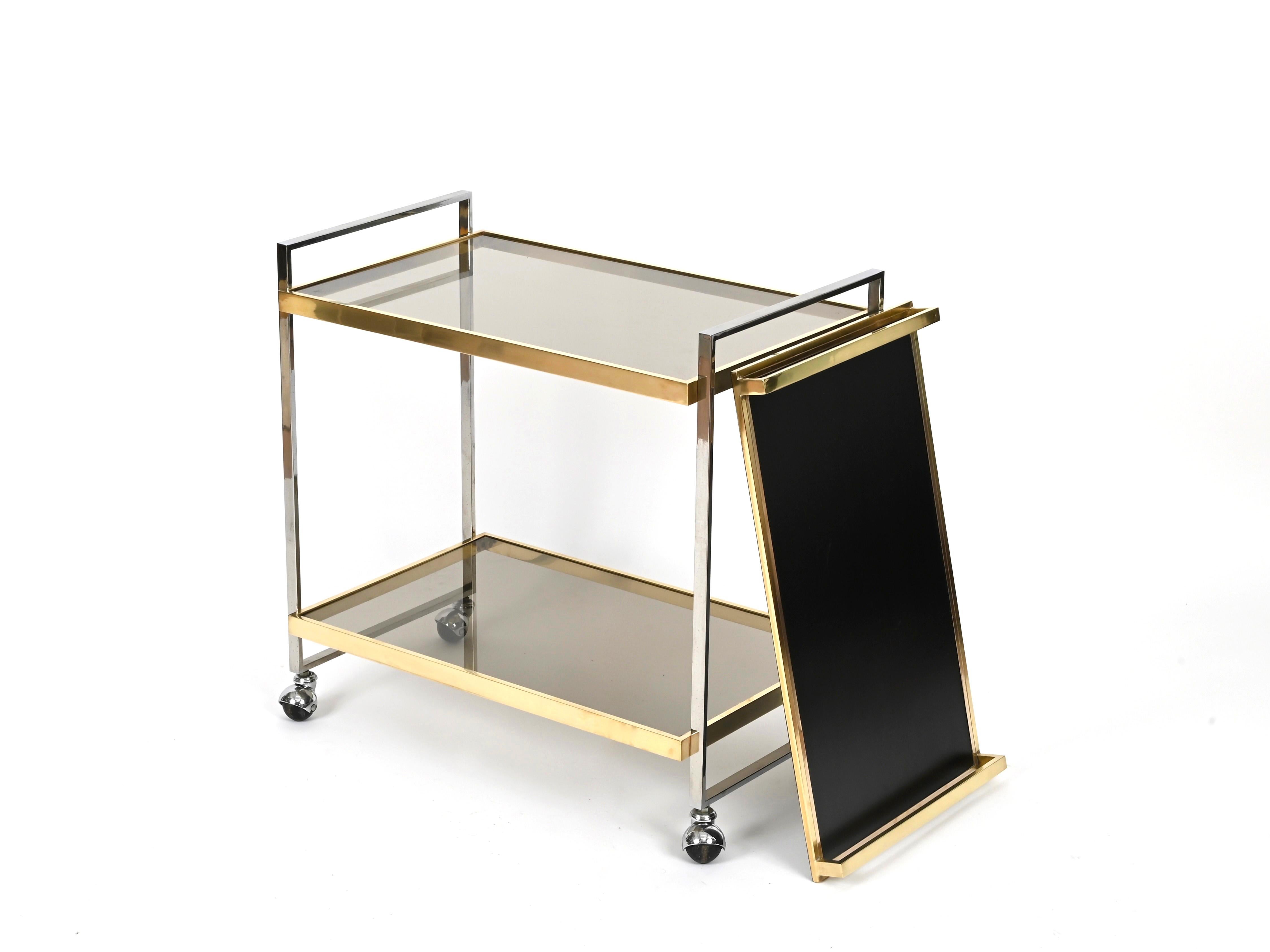 Mid-Century Modern Willy Rizzo Serving Bar Cart in Chrome, Brass, Smoked Glass, w/ Tray, Italy 1970 en vente