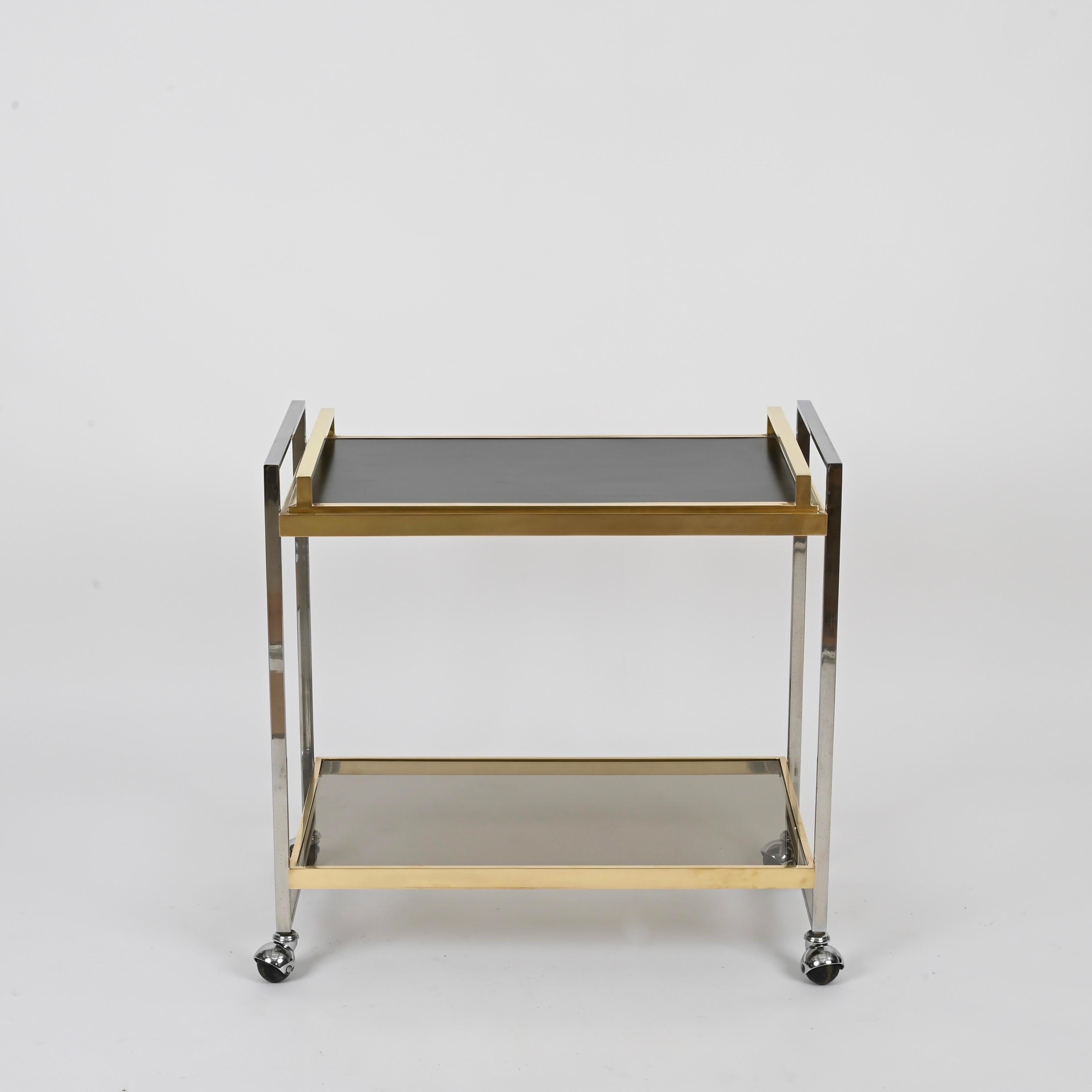 Fin du 20e siècle Willy Rizzo Serving Bar Cart in Chrome, Brass, Smoked Glass, w/ Tray, Italy 1970 en vente
