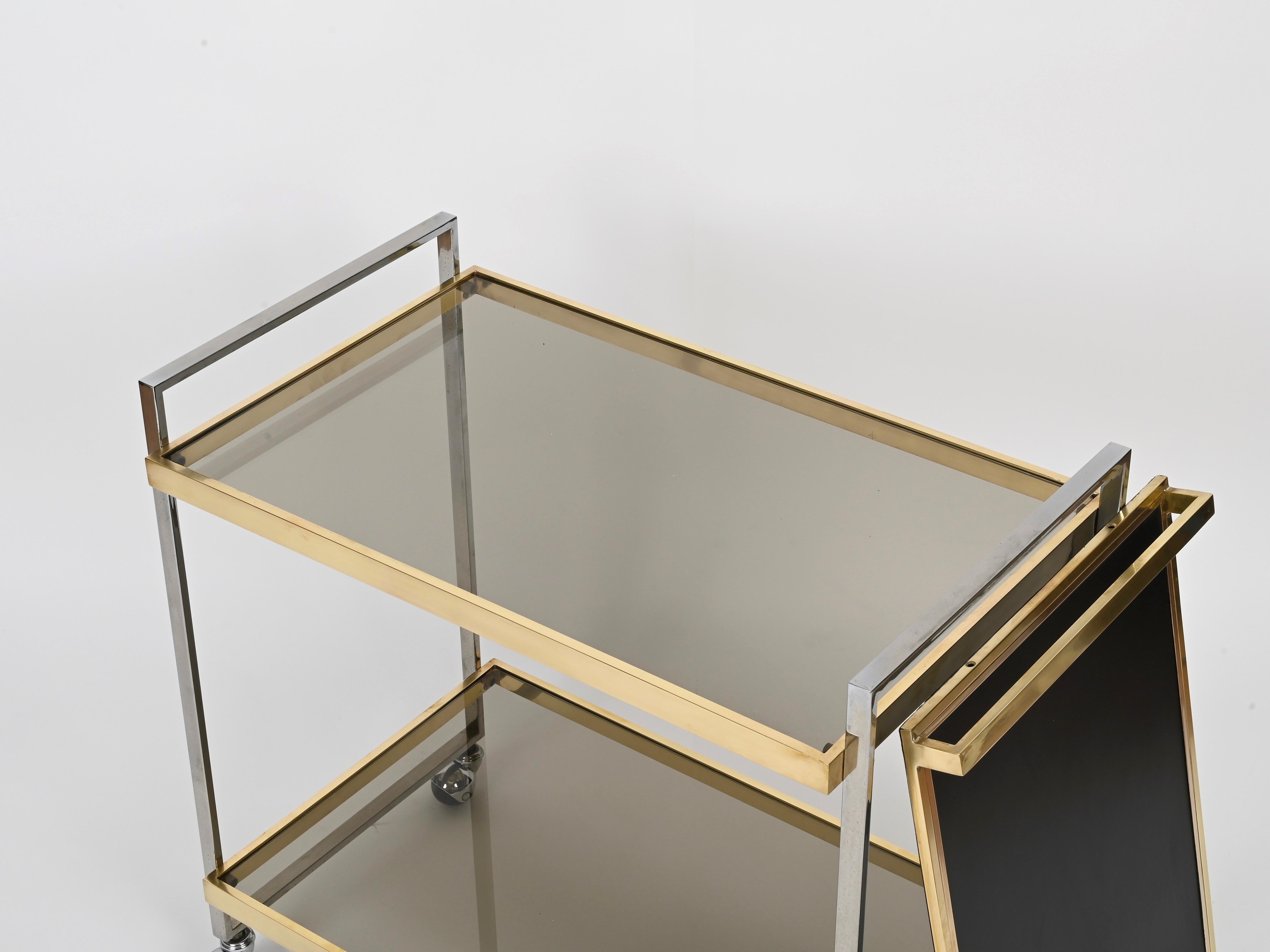 Willy Rizzo Serving Bar Cart in Chrome, Brass, Smoked Glass, w/ Tray, Italy 1970 en vente 1