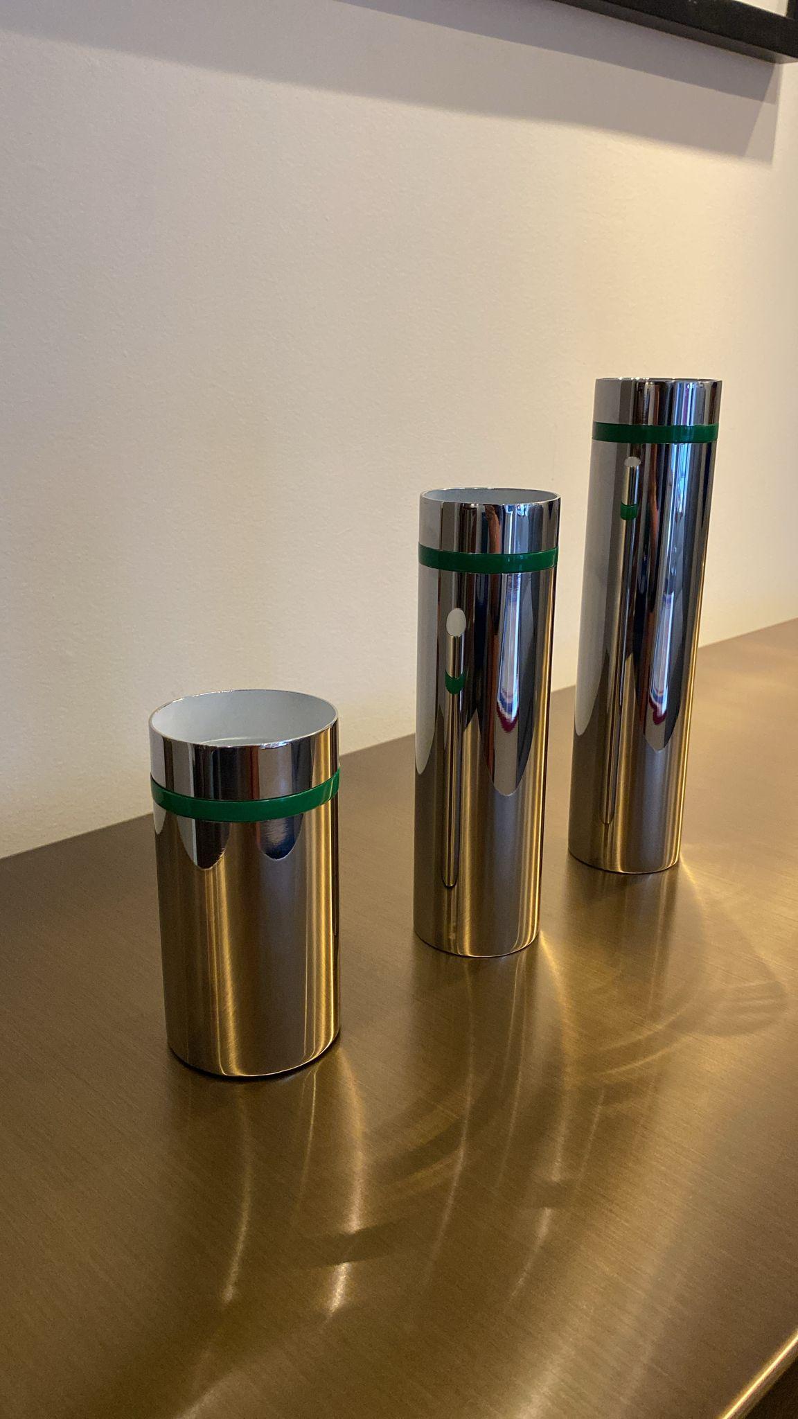 Italiano Set di 3 vasi Willy Rizzo in acciaio inossidabile con inserto in ottone Greene & Greene in vendita