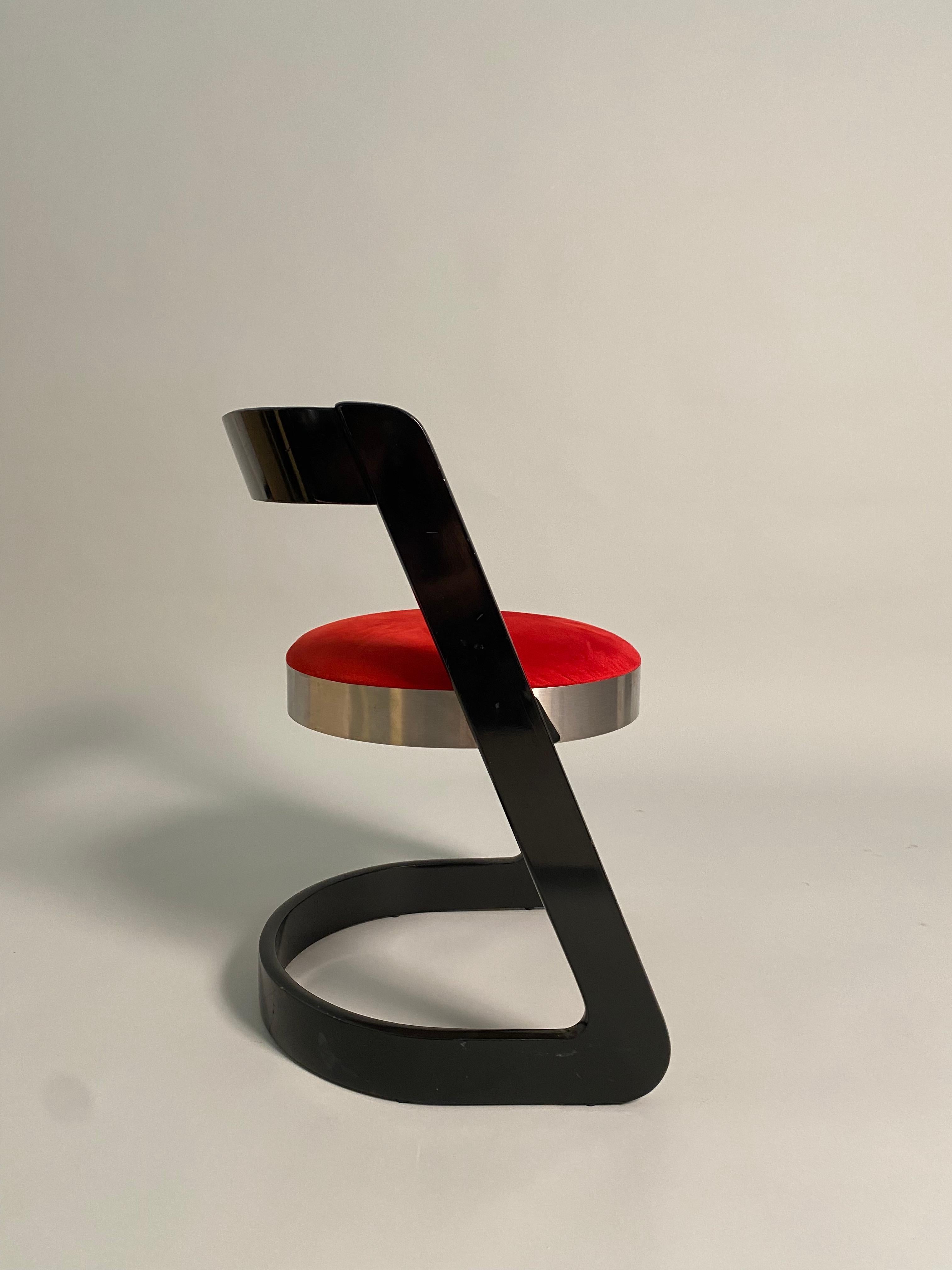 Willy Rizzo, Satz von 4 Stühlen aus lackiertem Holz, Stoff und Aluminium, Produktion Mario Sabot. Modelle aus den 1970er Jahren