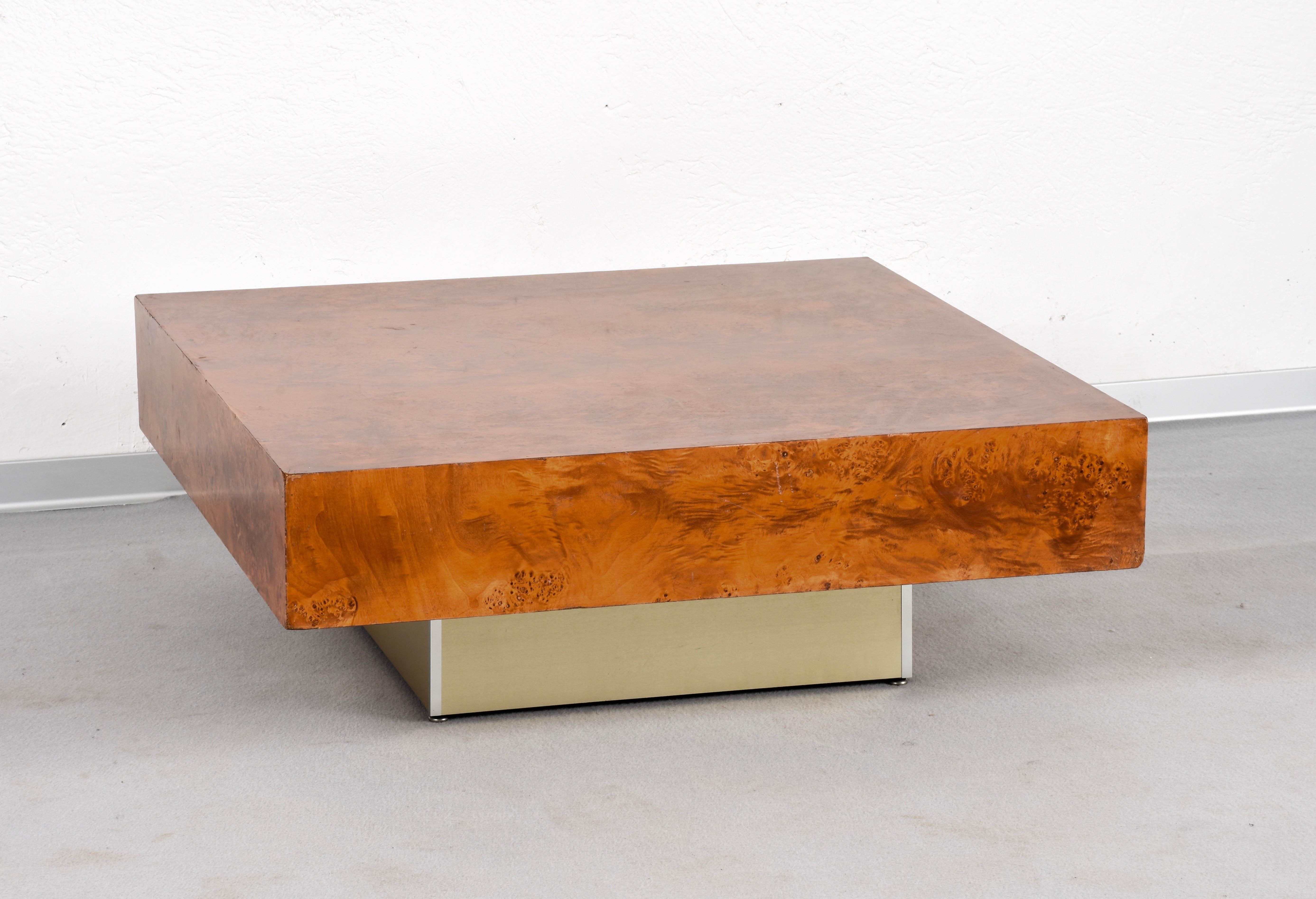 Coffee table in walnut burl. Base covered in brass. Measures: Square 85 x 85 height 31 cm.  33,5x33,5x12,2 in