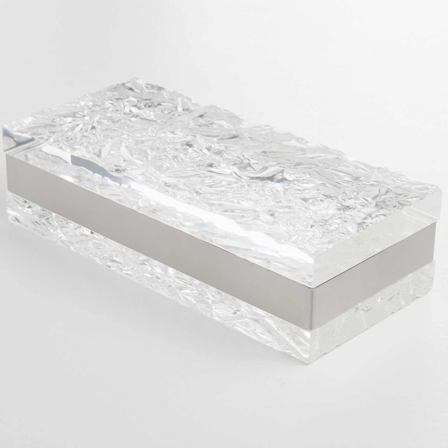 Questa raffinata scatola modernista in lucite e cromo ha un design che ricorda le opere di Willy Rizzo. Realizzato negli anni '70 in Italia, questo delizioso oggetto decorativo ha una forma rettangolare con una lastra di lucite trasparente di grande