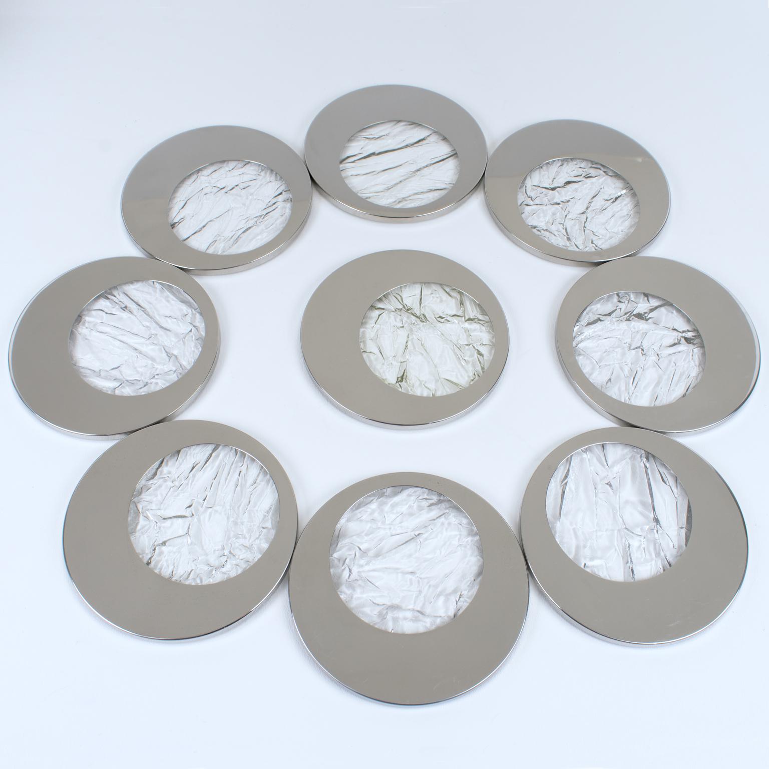 Questo delizioso set di nove sottobicchieri modernisti è attribuito a Willy Rizzo. L'insieme di utensili da bar ha una forma arrotondata, una struttura in metallo cromato e una lastra in lucite trasparente effetto ghiaccio. Il design di Space AGE è