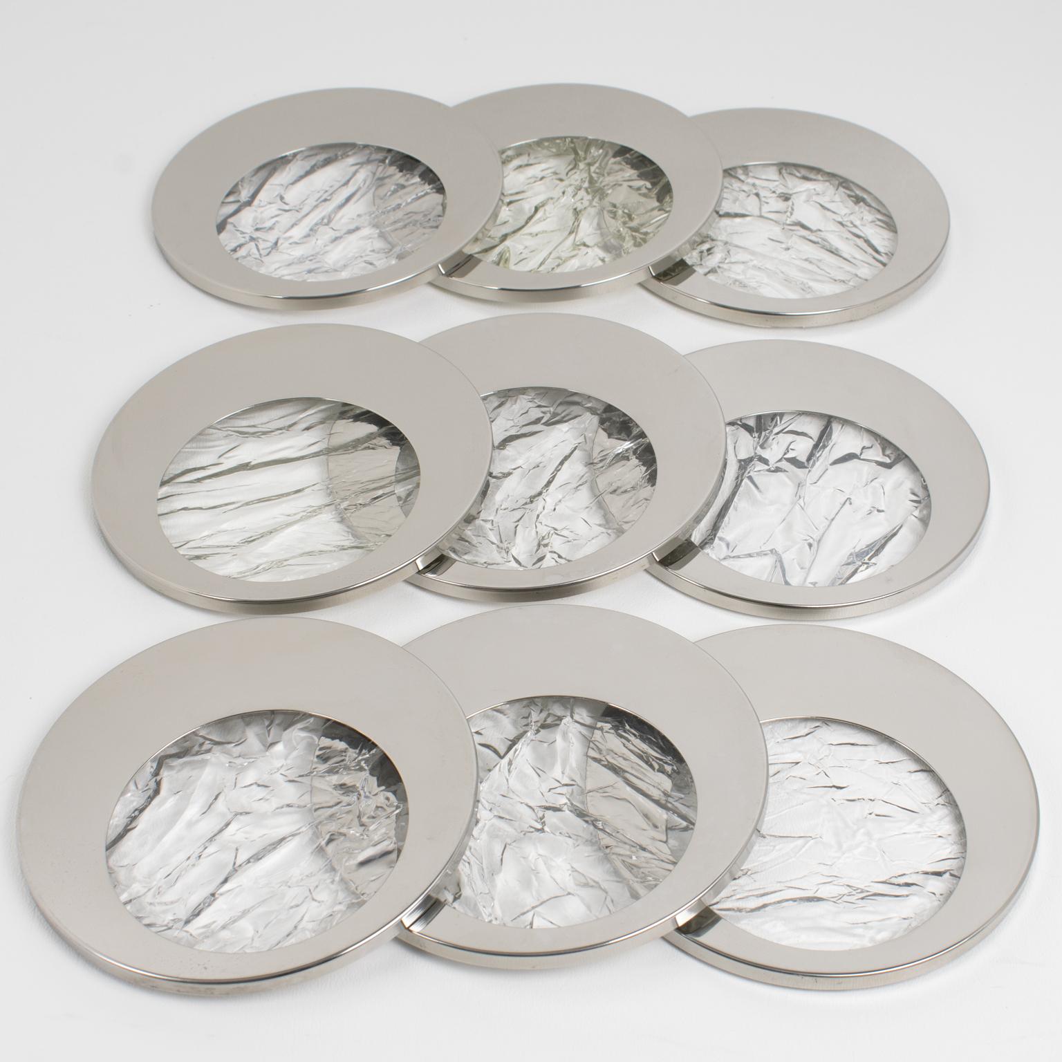 Este precioso conjunto modernista de nueve posavasos se atribuye a Willy Rizzo. El utensilio de bar tiene una forma redondeada con un marco de metal cromado y Lucite transparente con efecto hielo. El diseño es bastante distintivo, con el cristal