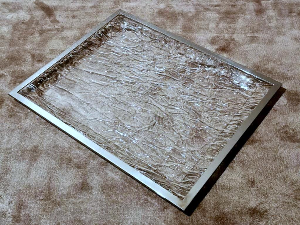 Nous nous efforçons de vous fournir des informations techniques et historiques détaillées afin de garantir l'authenticité de nos articles.
Ce plateau en plexiglas, raffiné et original, présente une structure linéaire composée de barres en laiton