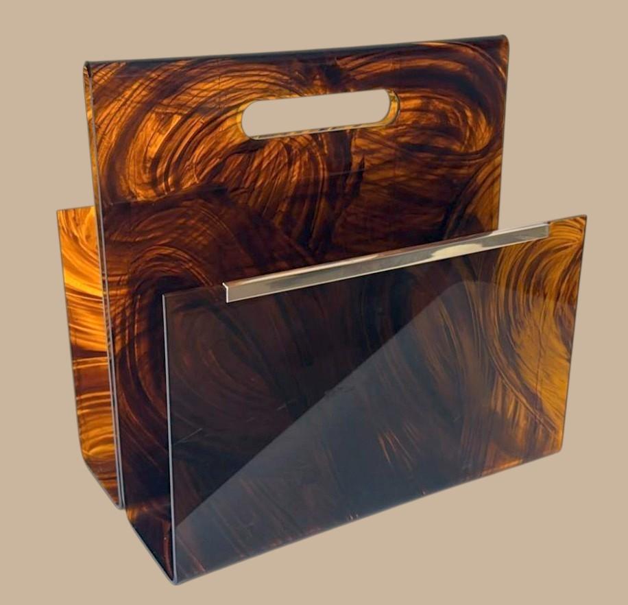 Please read the full description we always provide detailed technical and historical information to ensure the authenticity of our pieces.
Original and elegant magazine rack in tortoiseshell-effect plexiglass, featuring a clean and functional
