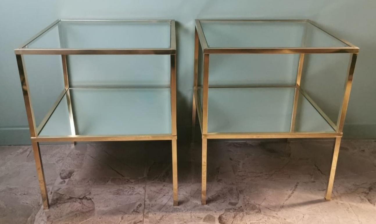 Paar italienische Couchtische aus Messing im italienischen Willy Rizzo-Stil mit Glas- und Spiegelplatten (Moderne der Mitte des Jahrhunderts) im Angebot