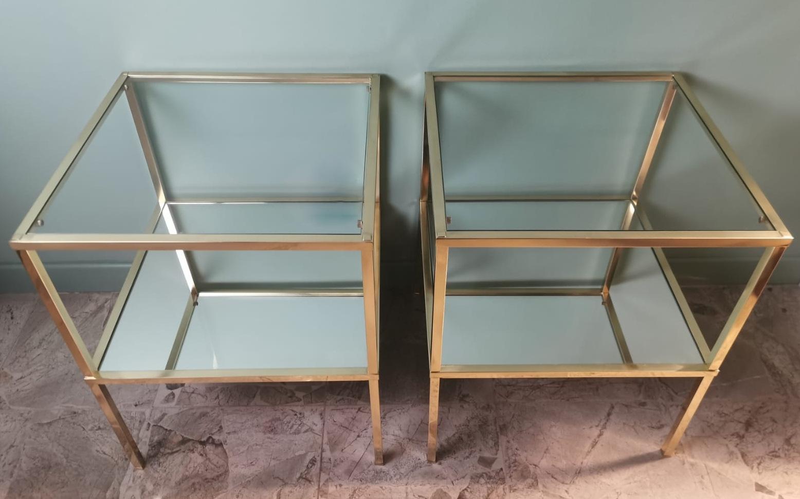 Paar italienische Couchtische aus Messing im italienischen Willy Rizzo-Stil mit Glas- und Spiegelplatten (Handgefertigt) im Angebot